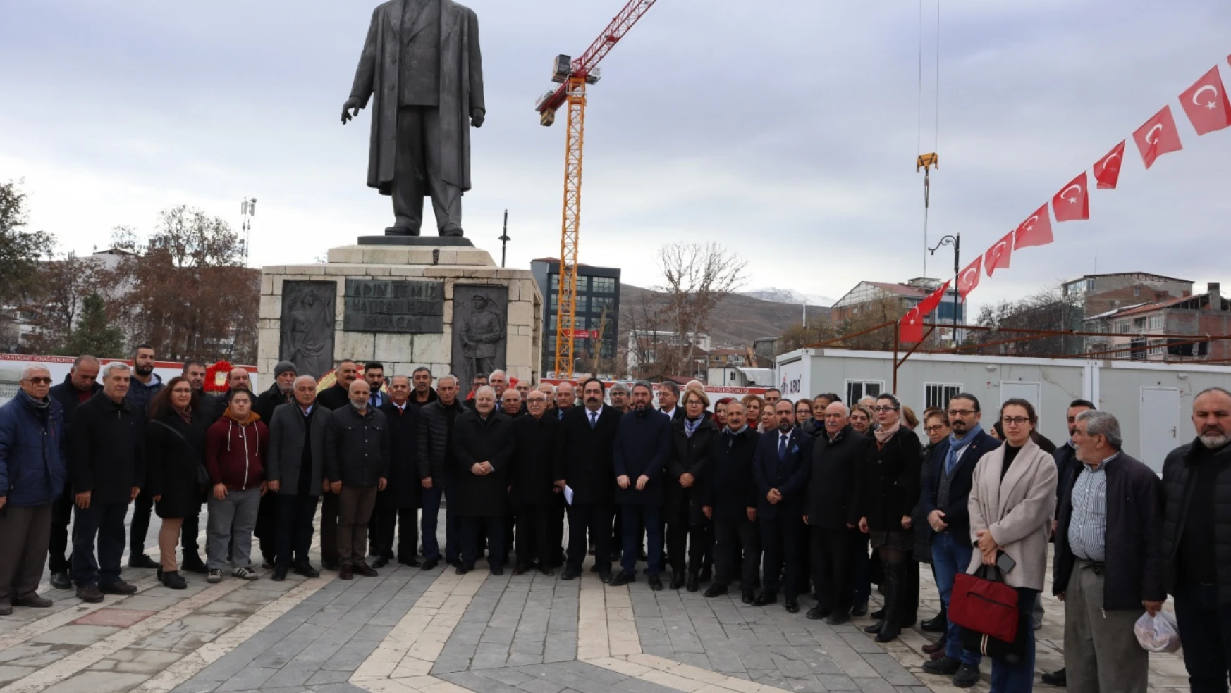 CHP İl Başkanı Barış Yıldız,İnönü Anıtı'na çelenk sunumu gerçekleştirdi