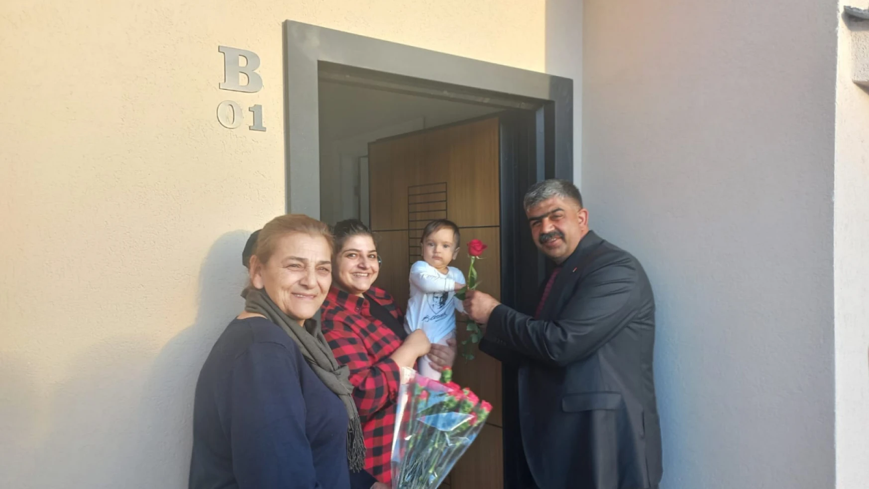 CHP'lİ Battalgazi Belediye Başkanı Adayı Karakuş 8 Mart Dünya Kadınlar günü nedeniyle karanfil dağıttı.