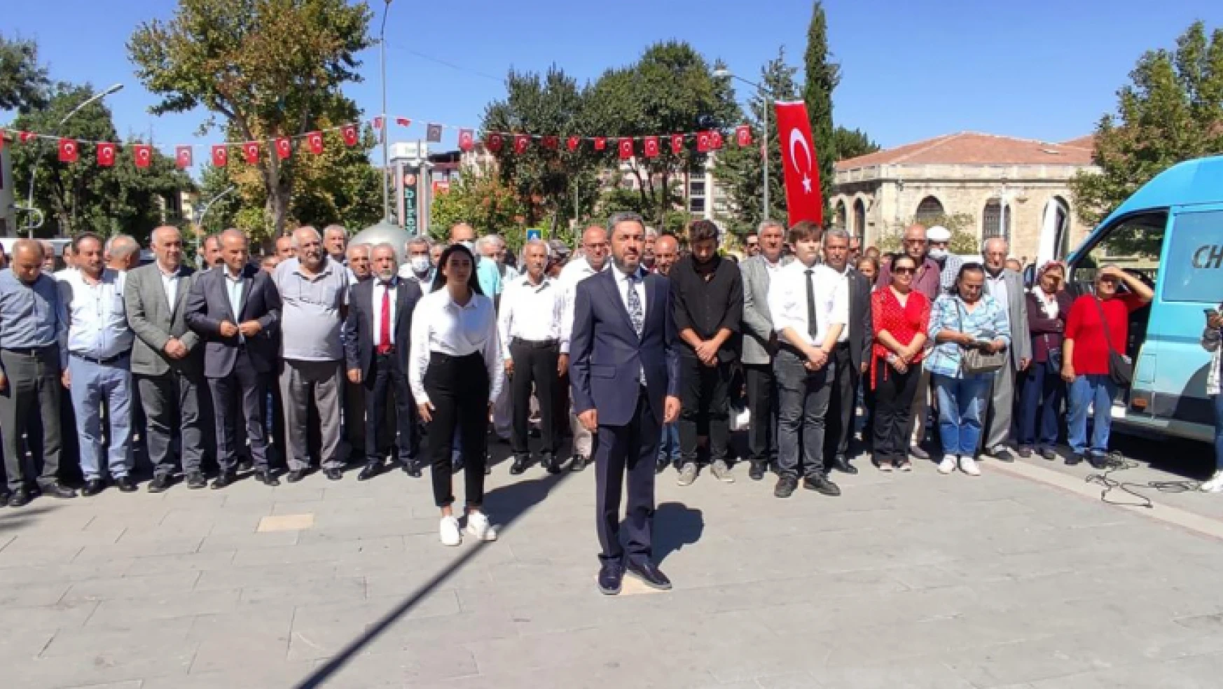 CHP'nin kuruluş yıldönümünde Atatürk ve İnönü Anıtı'na çelenk sunumunda bulunuldu.
