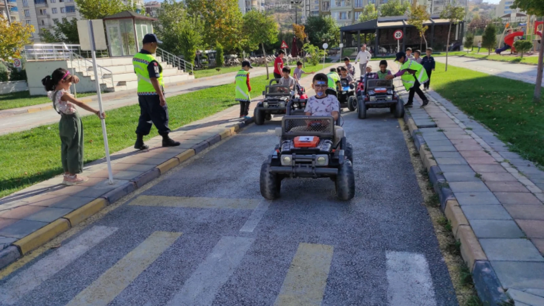 Çocuk Trafik Eğitim Parkı'nda Nazari ve Uygulamalı Trafik Eğitimi