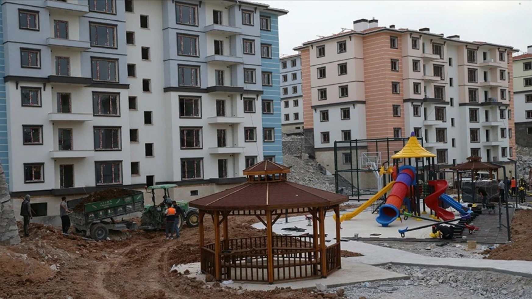 Cumhurbaşkanı Yardımcısı Yılmaz, Malatya'da yapımı süren deprem konutlarını inceledi: