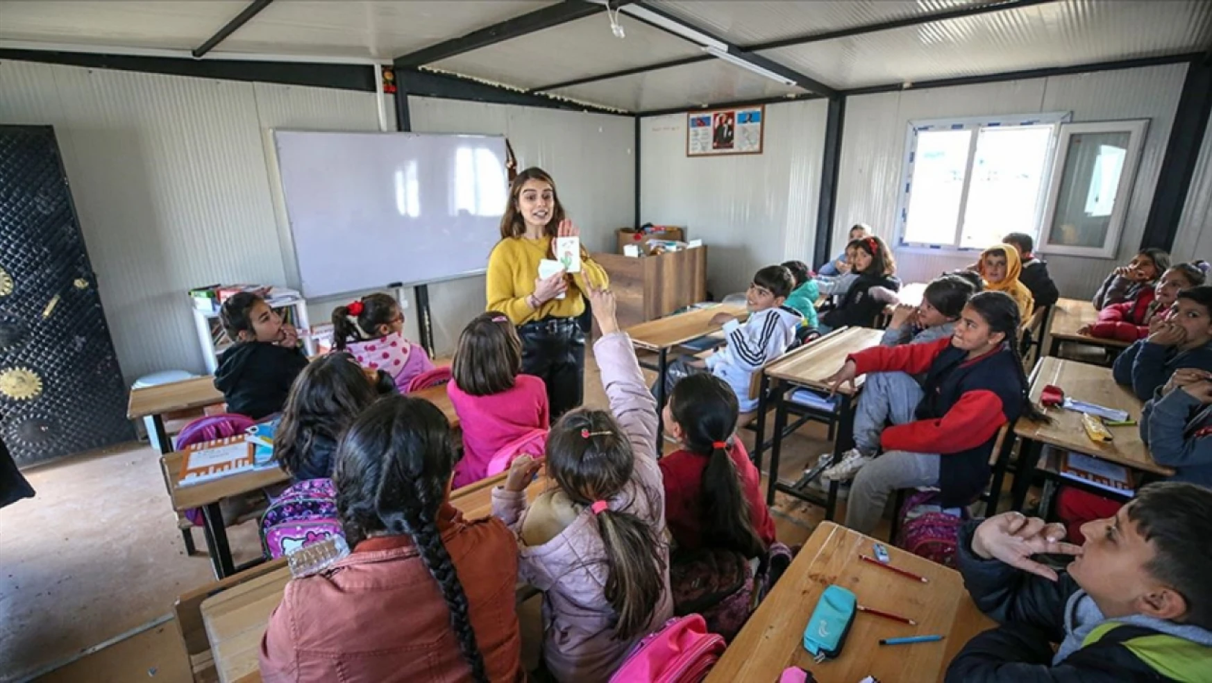 Deprem bölgesindeki 1168 öğretmen için ders zili konteynerlerde çalıyor