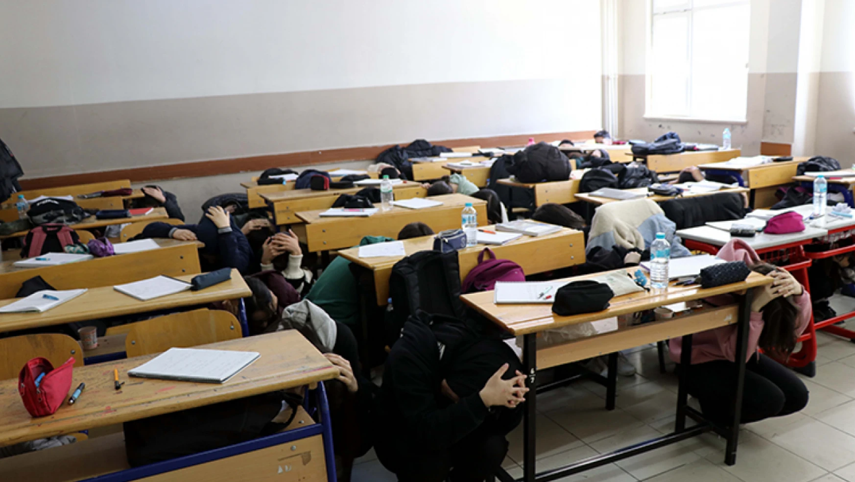 Deprem riski yüksek Elazığ'da öğrencilere afet bilinci eğitimi veriliyor