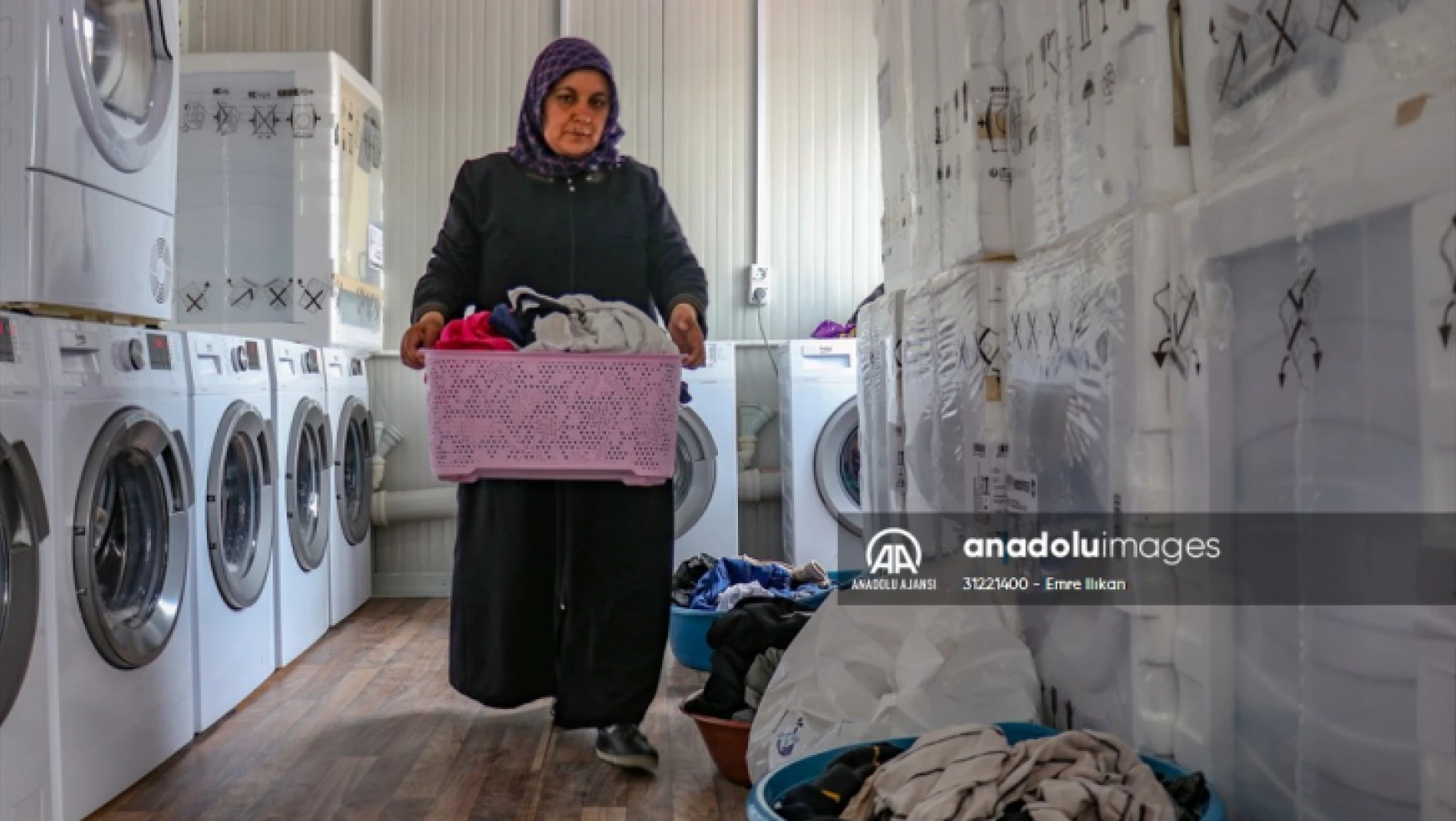 Depremde evi yıkılan kadın, konteyner çamaşırhanede afetzedelere hizmet veriyor