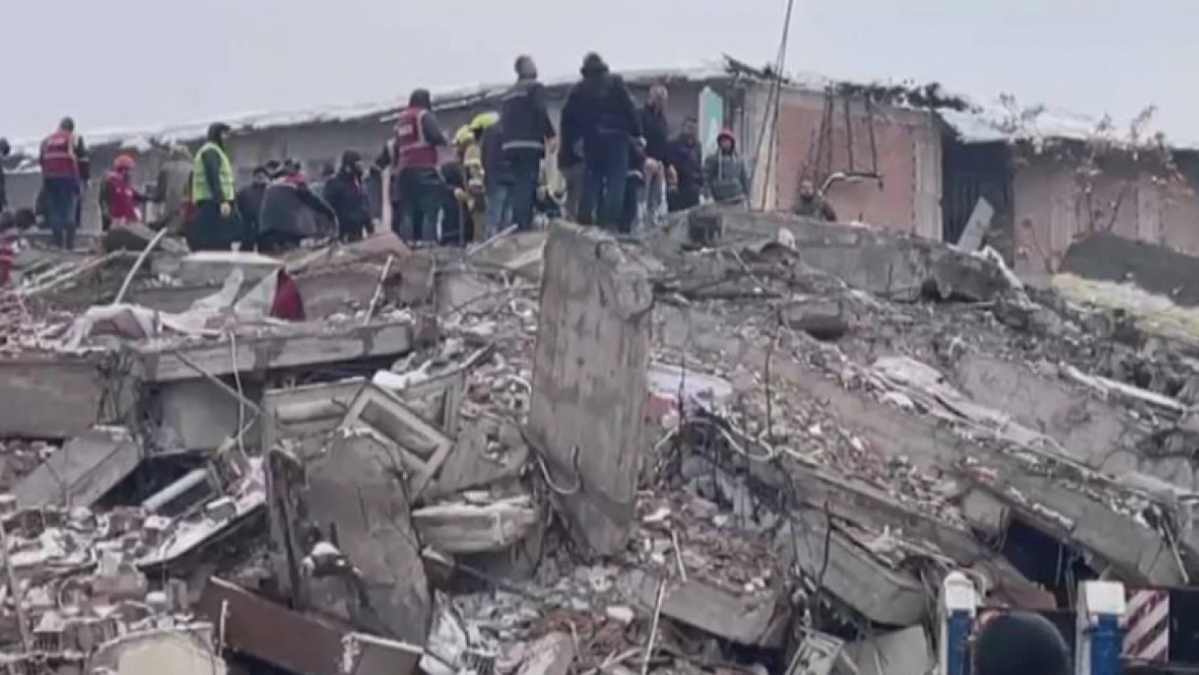 Depremde yıkılan otelin enkazında ölen sporcuların anıları kulüplerinde yaşatılıyor