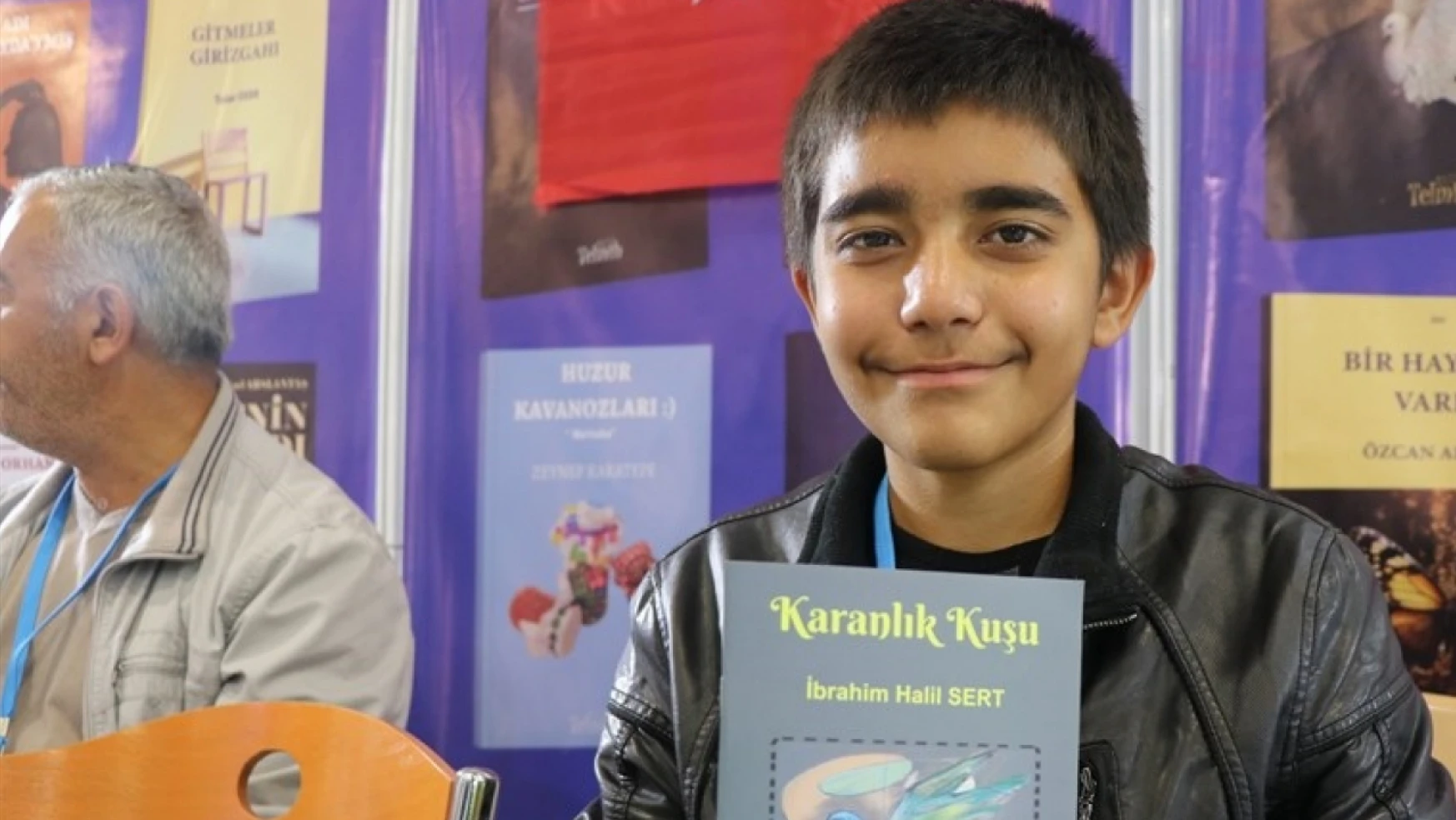 Depremzede 13 yaşındaki çocuk çadır kentte yazdığı kitabı, Elazığ'daki fuarda imzaladı