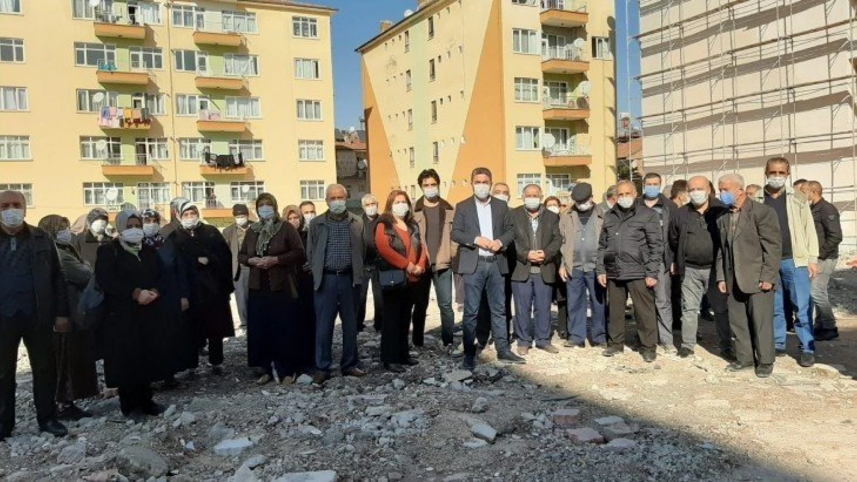 Depremzedeler 10 aydır evlerinin yapılmasını bekliyor