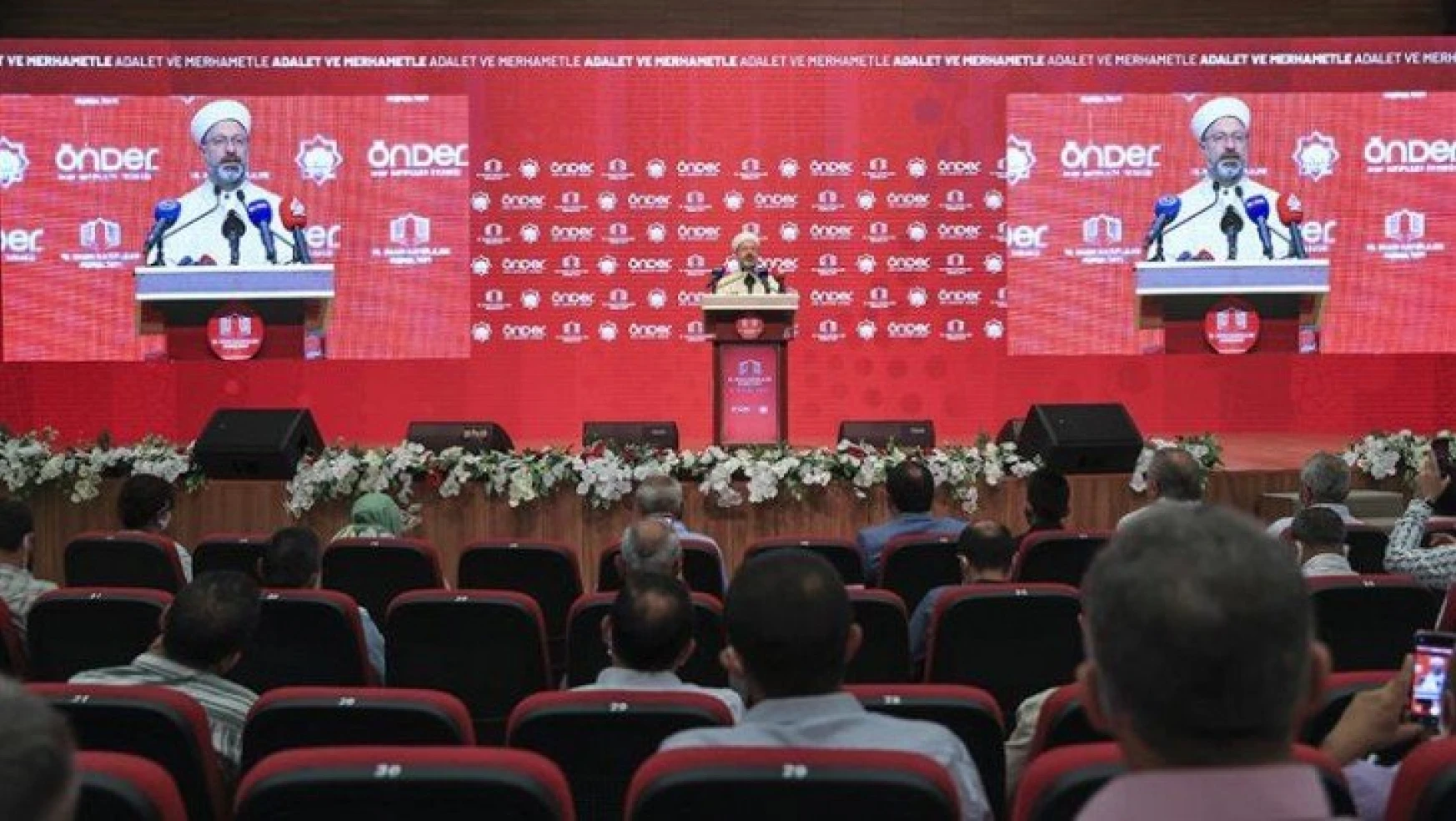 Diyanet İşleri Başkanı Erbaş: 'Müslümanlar imamesi kopan tespih taneleri gibi dağıldı'