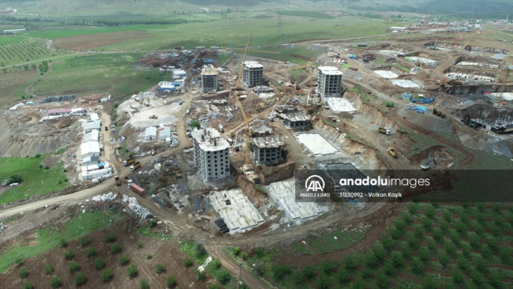 Doğanşehir'de depremzedeler için yapılan kalıcı konutların inşası sürüyor