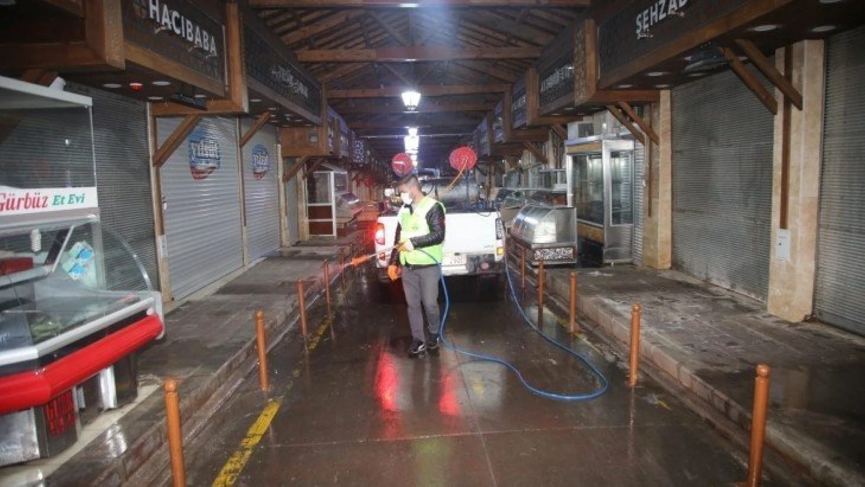 Elazığ Belediyesi Temizlik İşleri Müdürlüğü'nden Gece Mesaisi