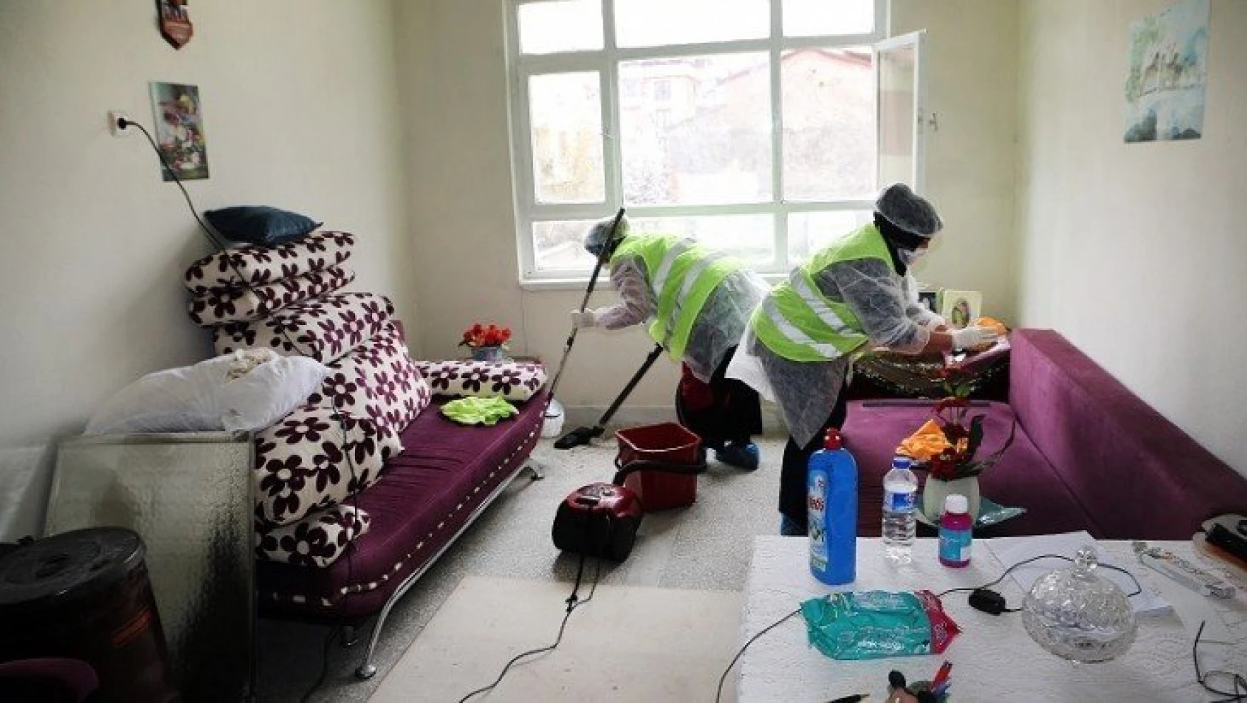 Elazığ Belediyesi'nden Yaşlı Ve Kimsesiz Vatandaşlara Evde Temizlik Hizmeti