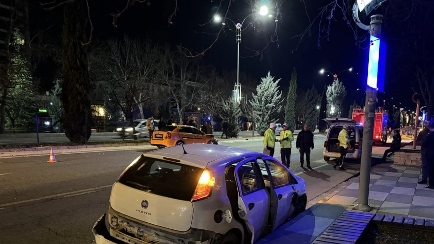 Elazığ'da 4 aracın karıştığı kazada 2 kişi yaralandı