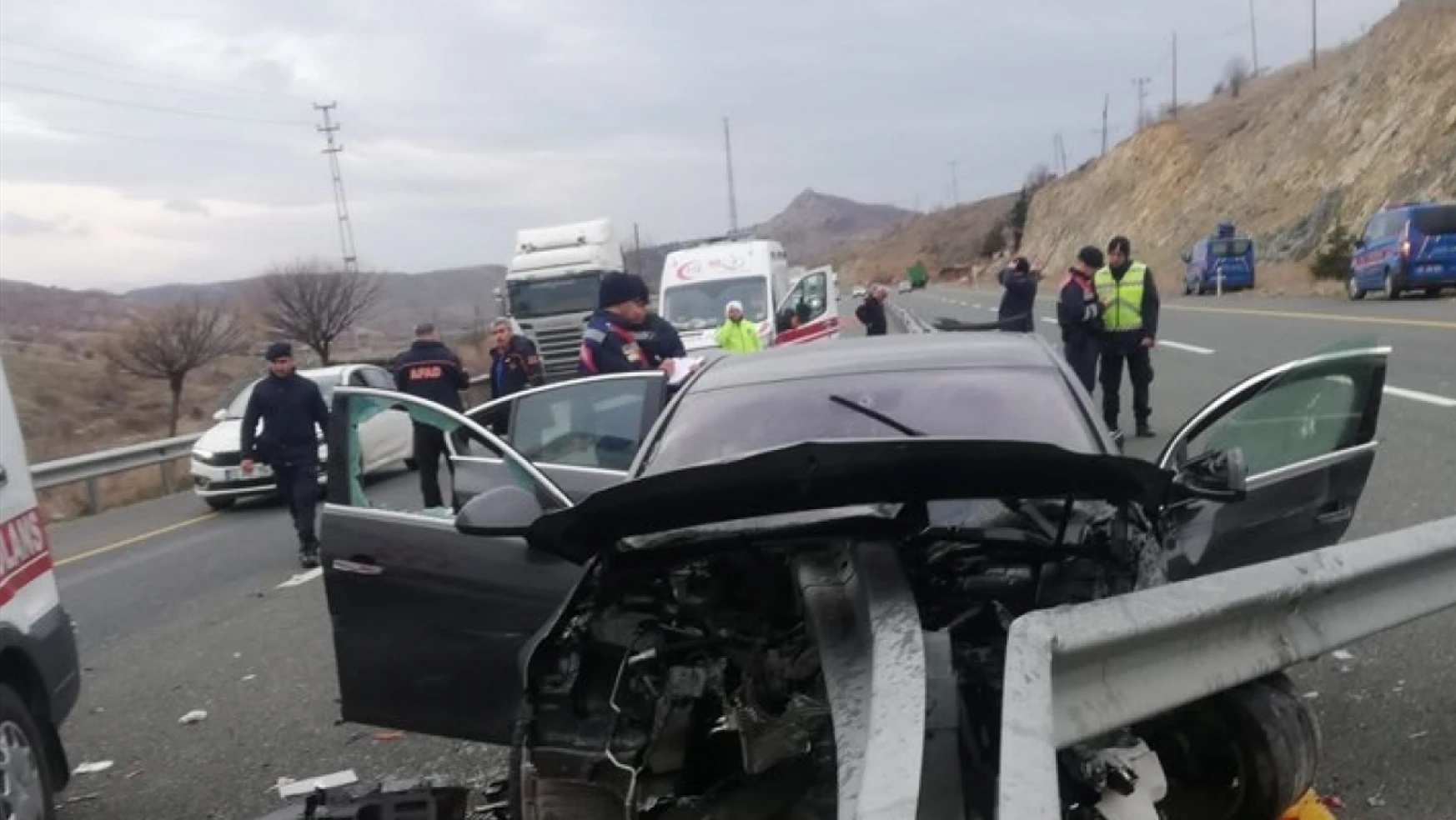 Elazığ'da bariyere çarpan otomobildeki 1 kişi öldü, 1 kişi yaralandı