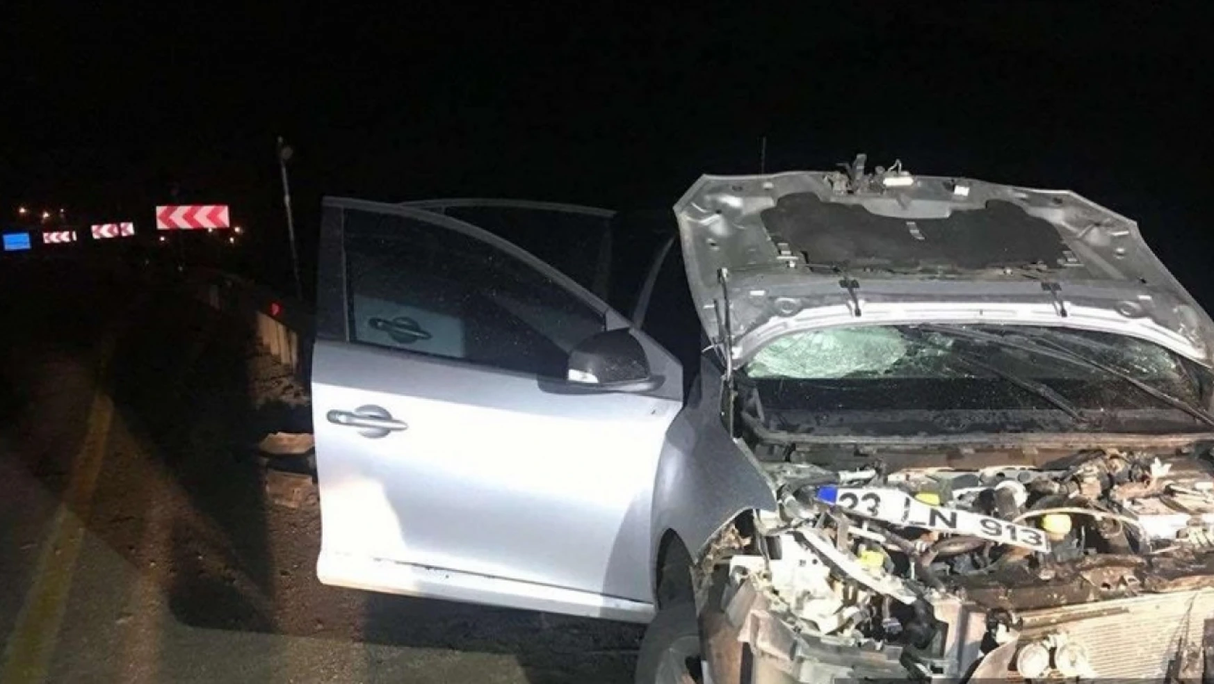 Elazığ'da bariyerlere çarpan otomobilin sürücüsü öldü