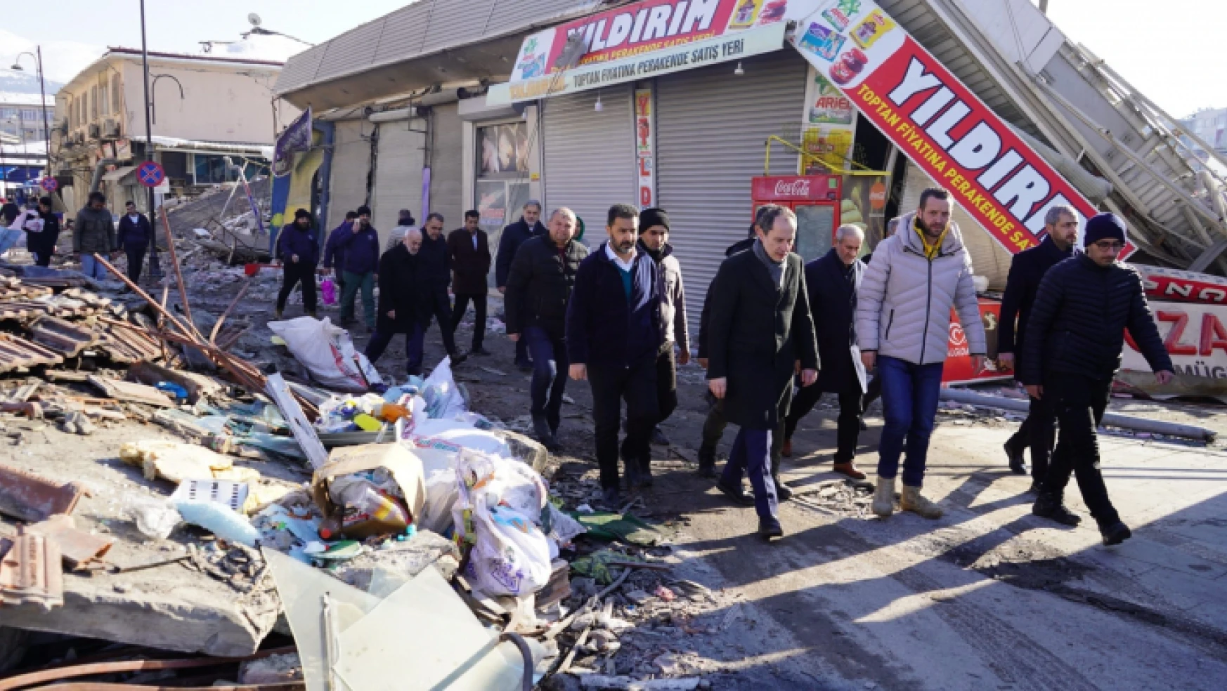 Fatih Erbakan, Malatya'da yıkılan Hayat Sitesi önünde basın açıklaması düzenledi.