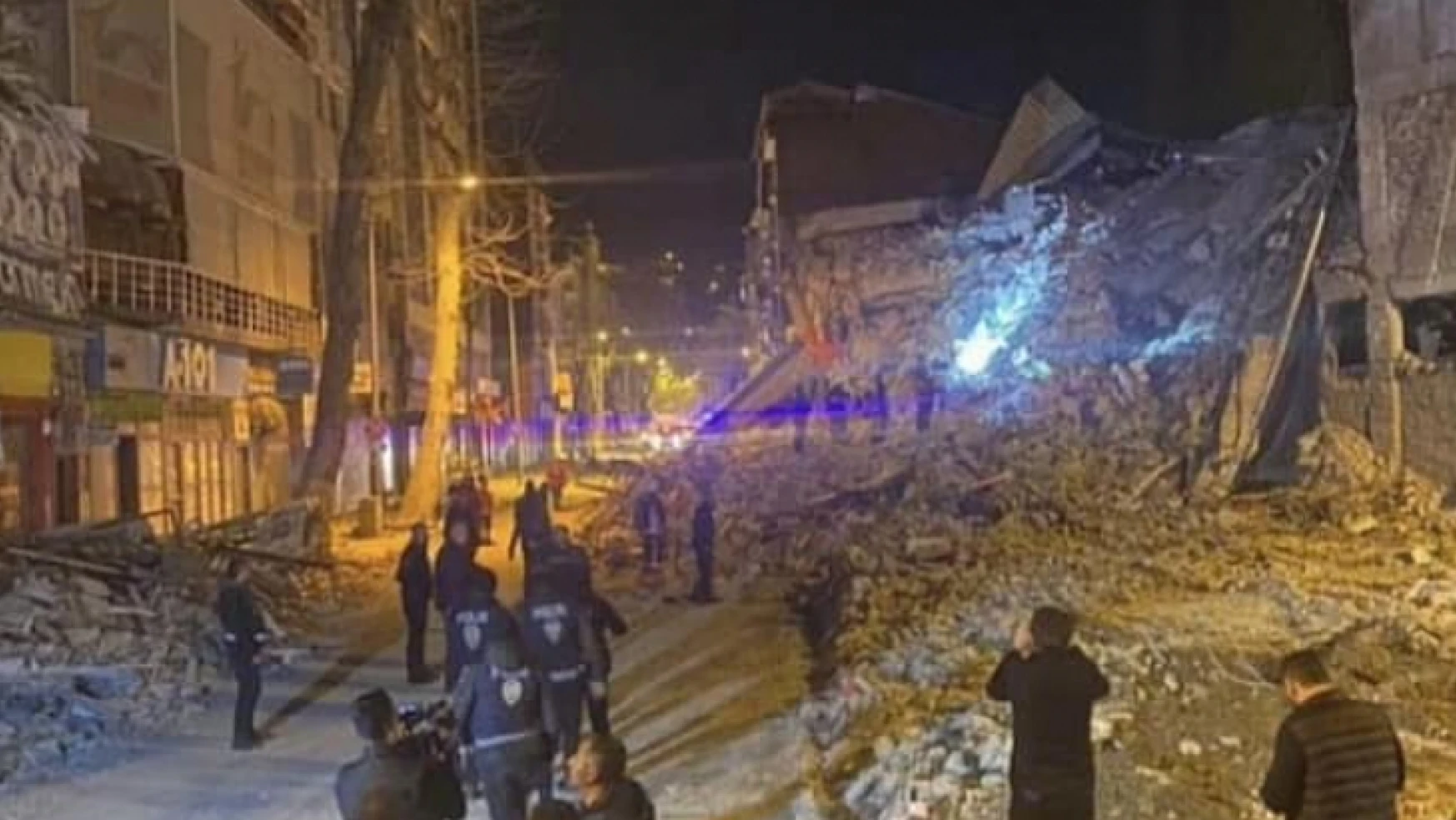 Fuzuli caddesinde ağır hasarlı bina artçıda yıkıldı