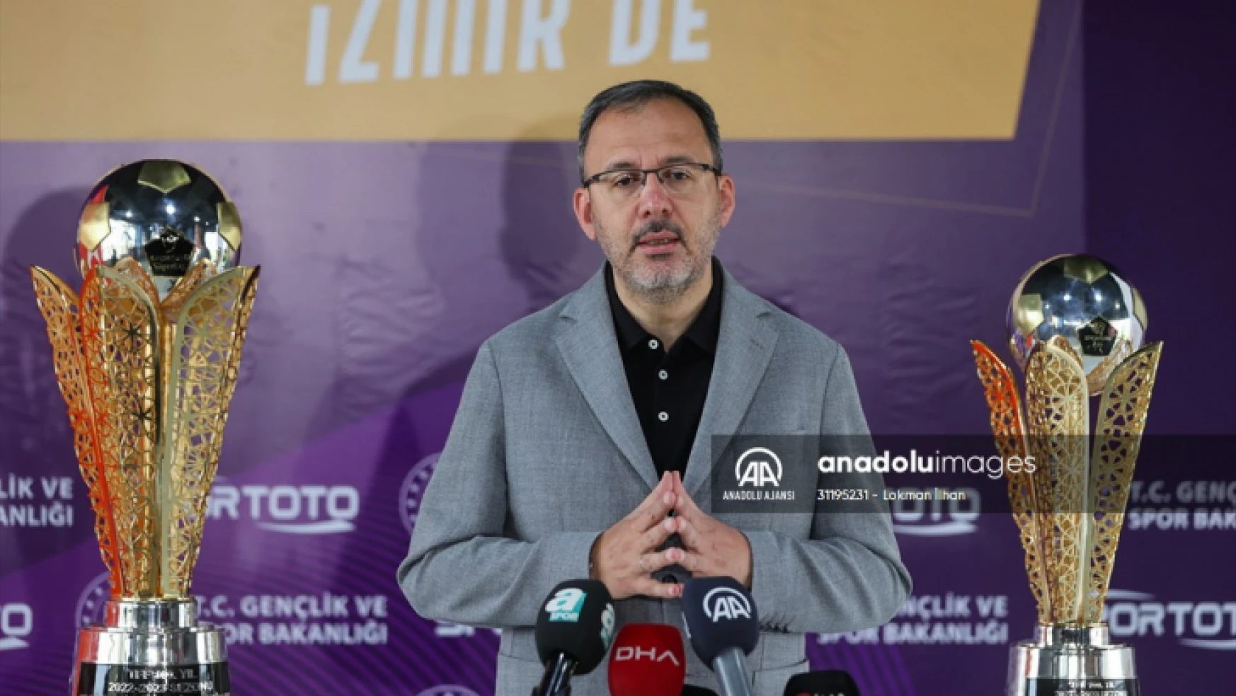Gençlik ve Spor Bakanı Kasapoğlu, Süper Lig ve 1. Lig kupalarını tanıttı