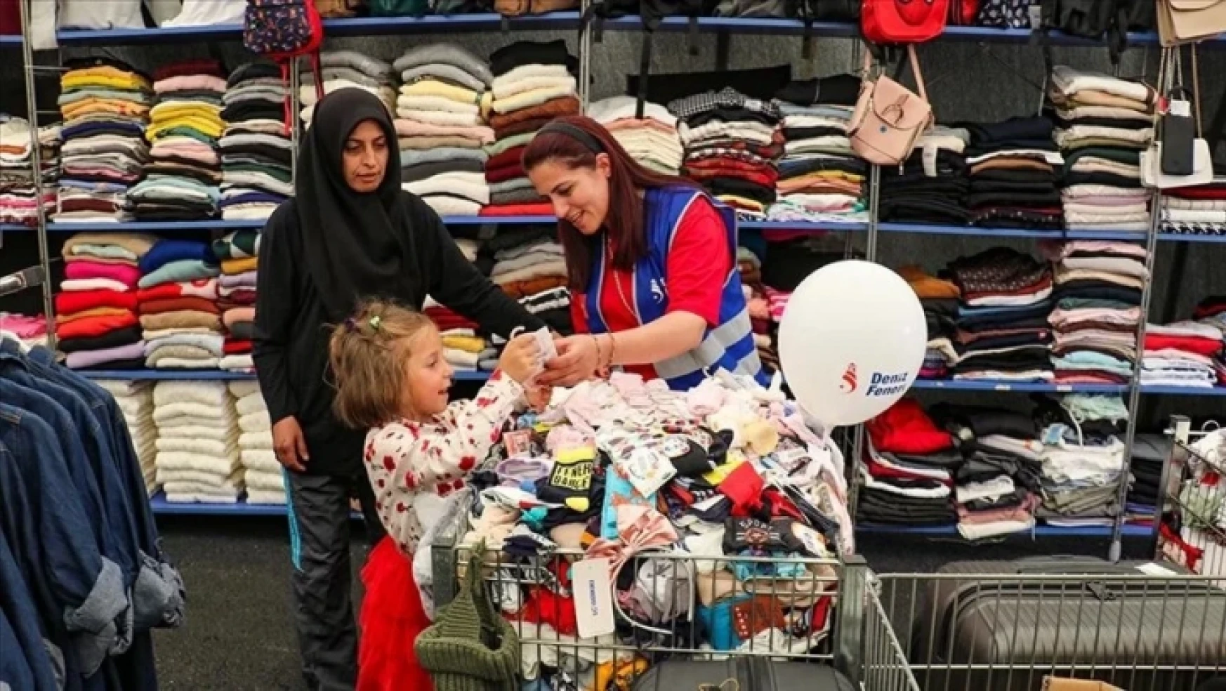 'Giyim mağazası' her gün 50 depremzede aileye hizmet veriyor