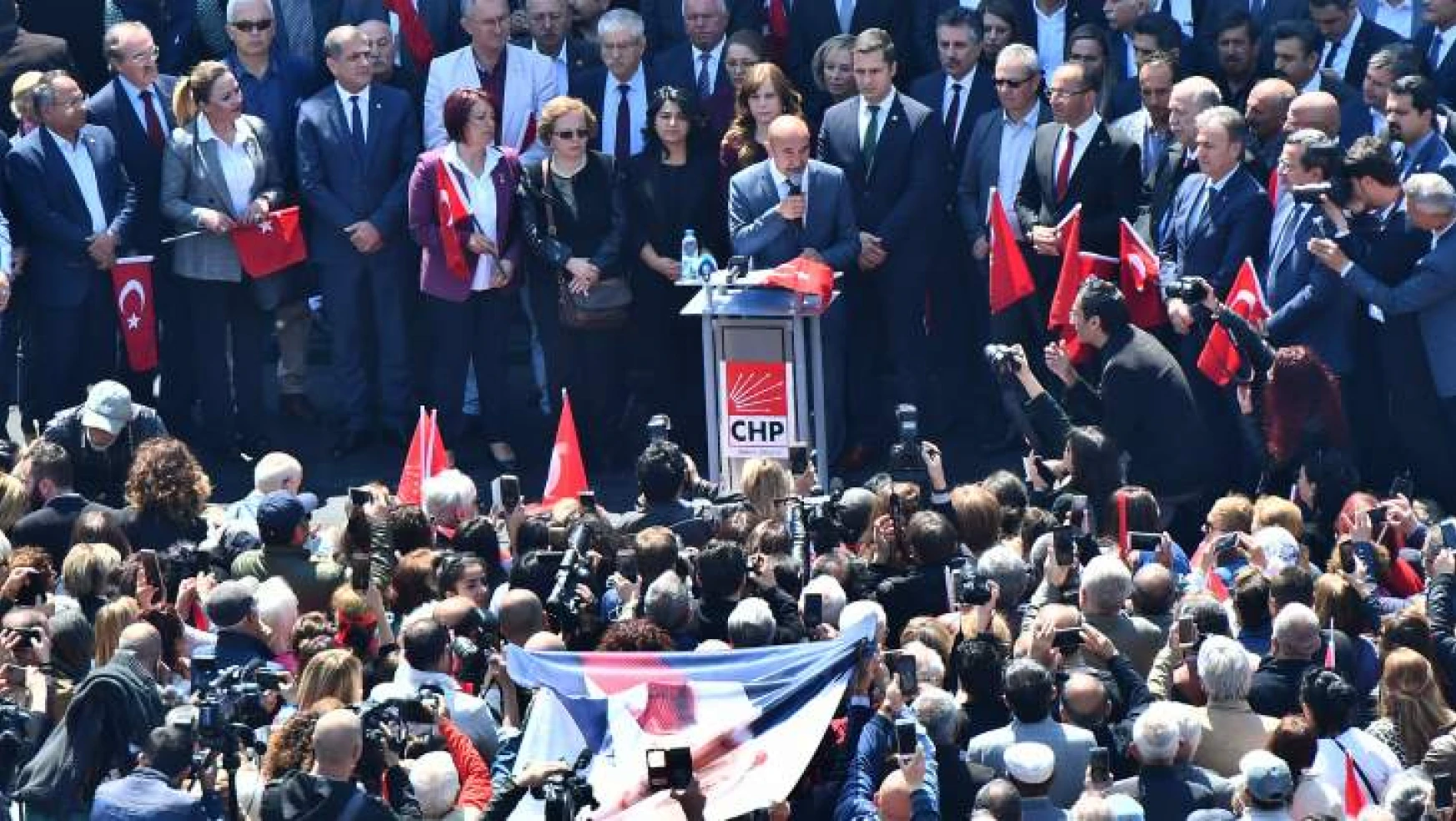 CHP Genel Başkanı Kemal Kılıçdaroğlu'na yapılan saldırıyı İzmirliler Konak Meydanı'nda protesto etti