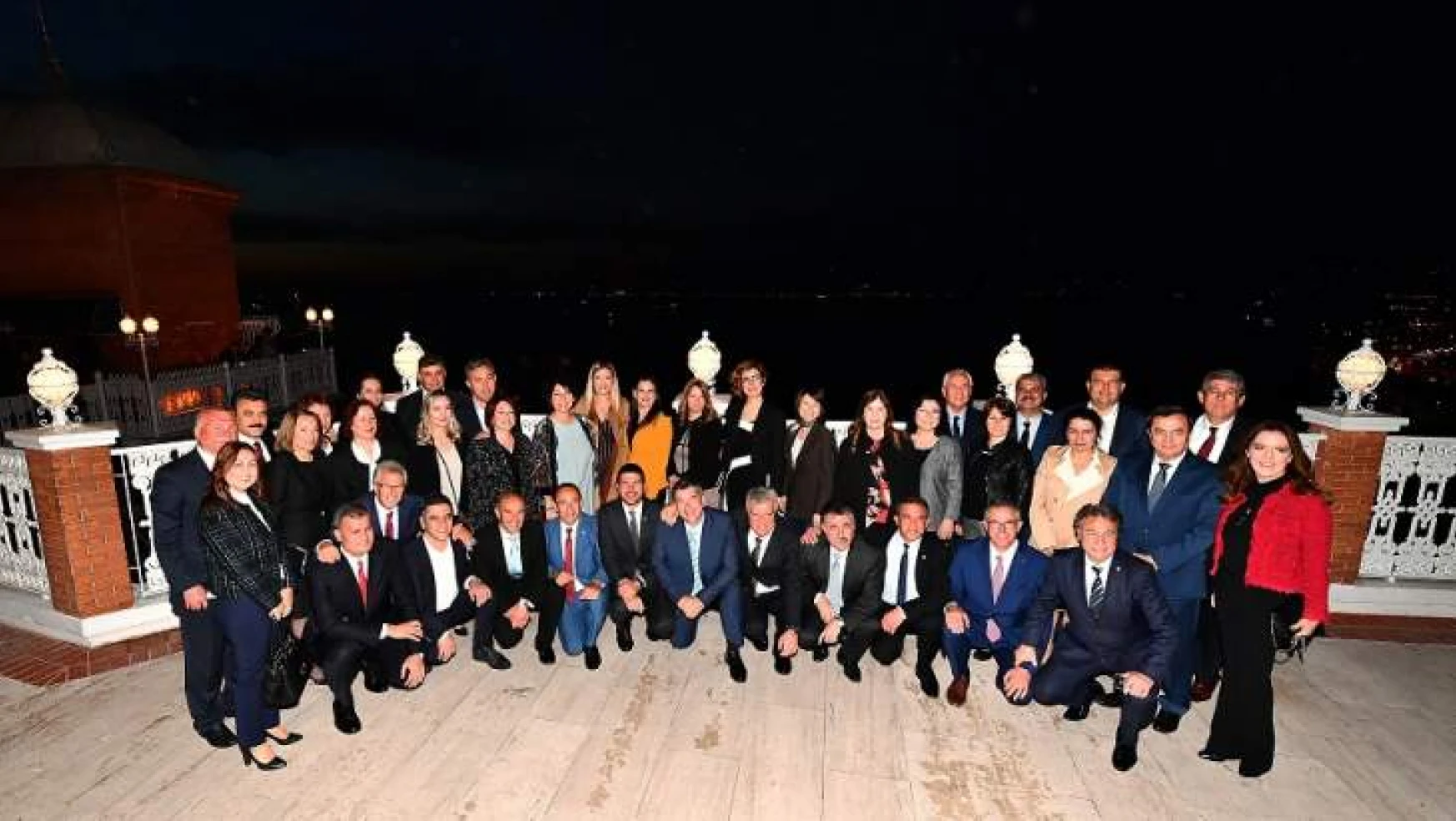 Tunç Soyer, İzmir'in ilçe belediye başkanlarıyla buluştu