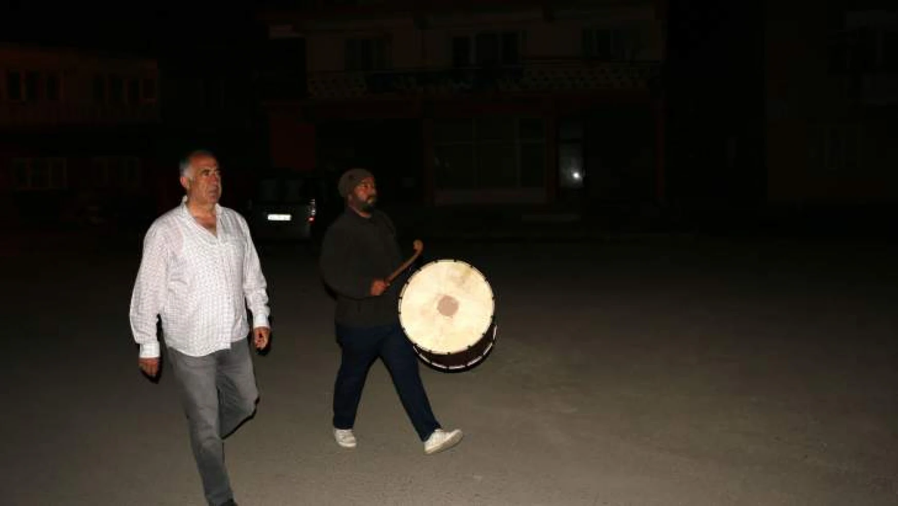 Belediye Başkanı Davulcular ile Beraber Vatandaşları Sahur'a Kaldırdı