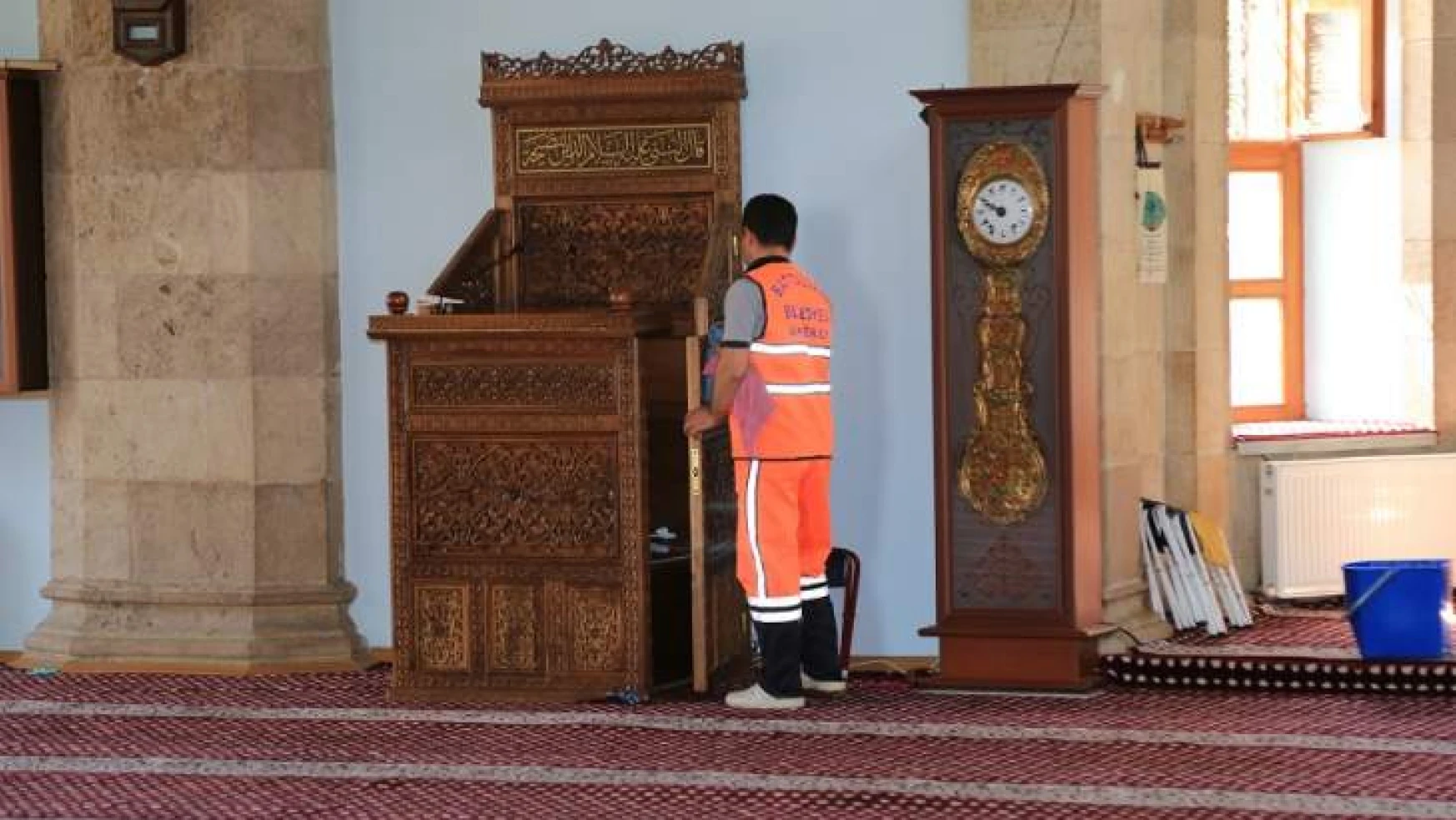 Ramazan Ayında da Camilerin Temizliği Aralıksız Devam Ediyor