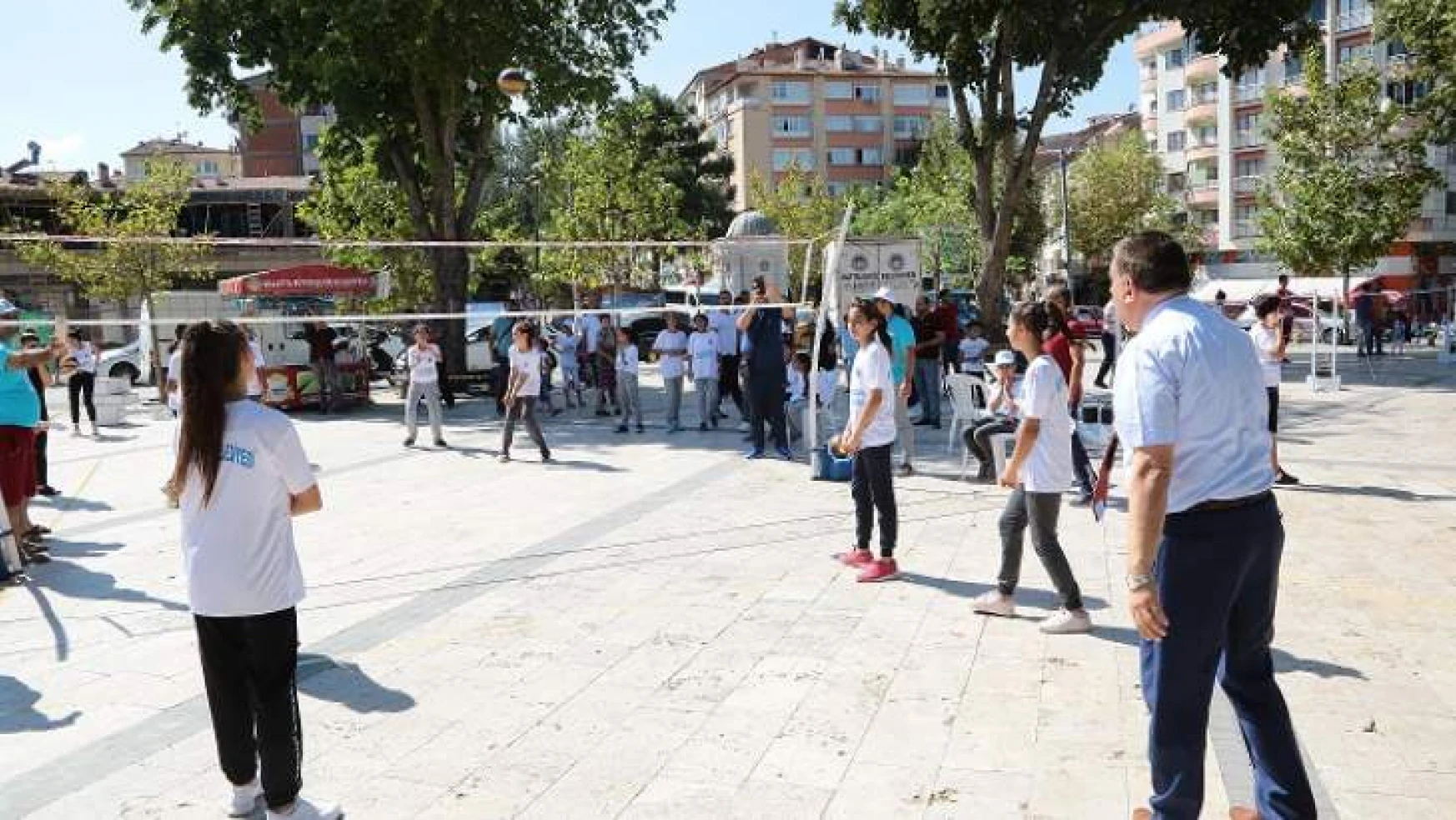 Kernek Meydan'ında Badminton Ve Voleybol Gösterisi..