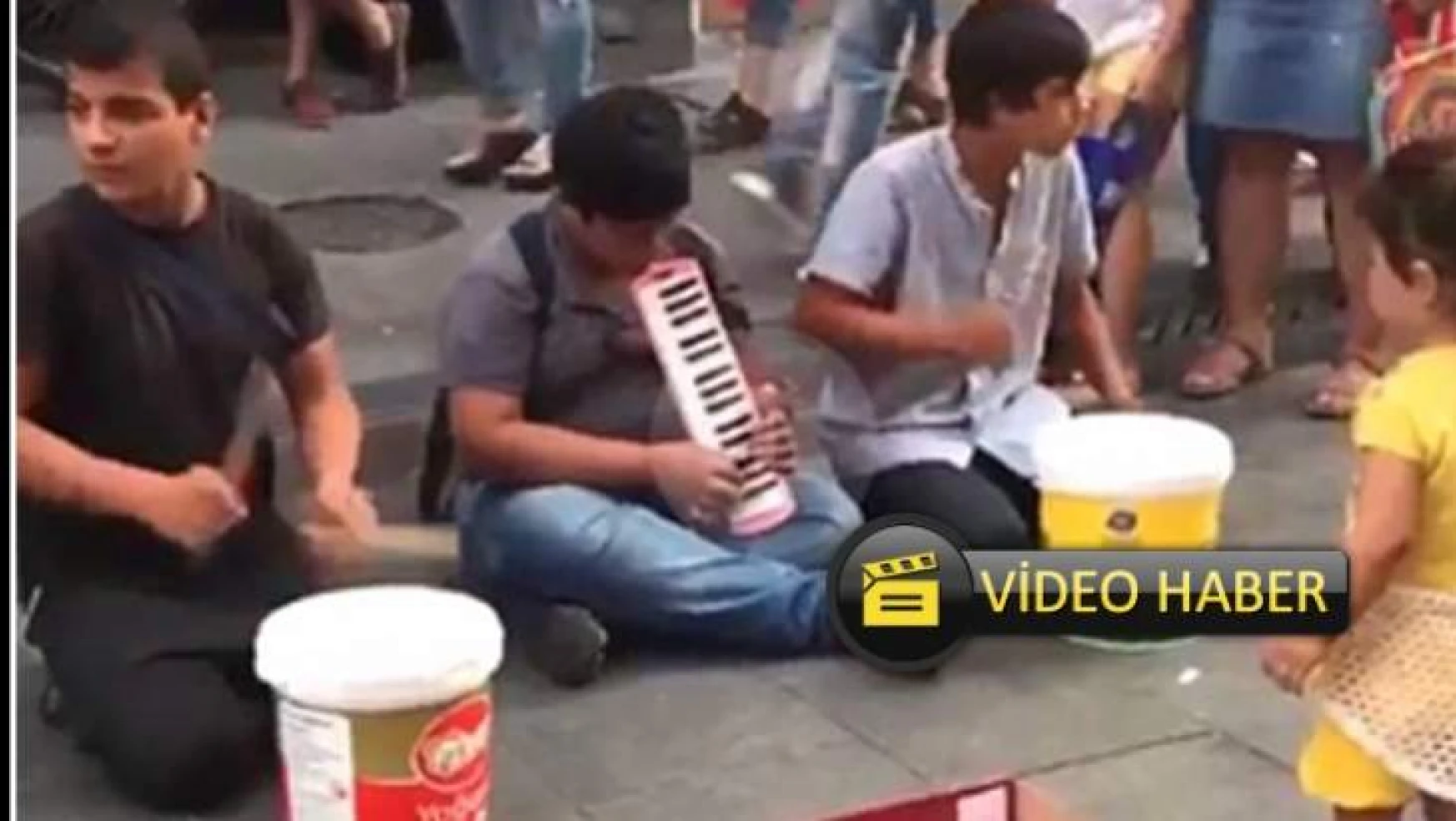 Sokakta müzik yapan çocuklardan muhteşem 'Çav Bella' performansı