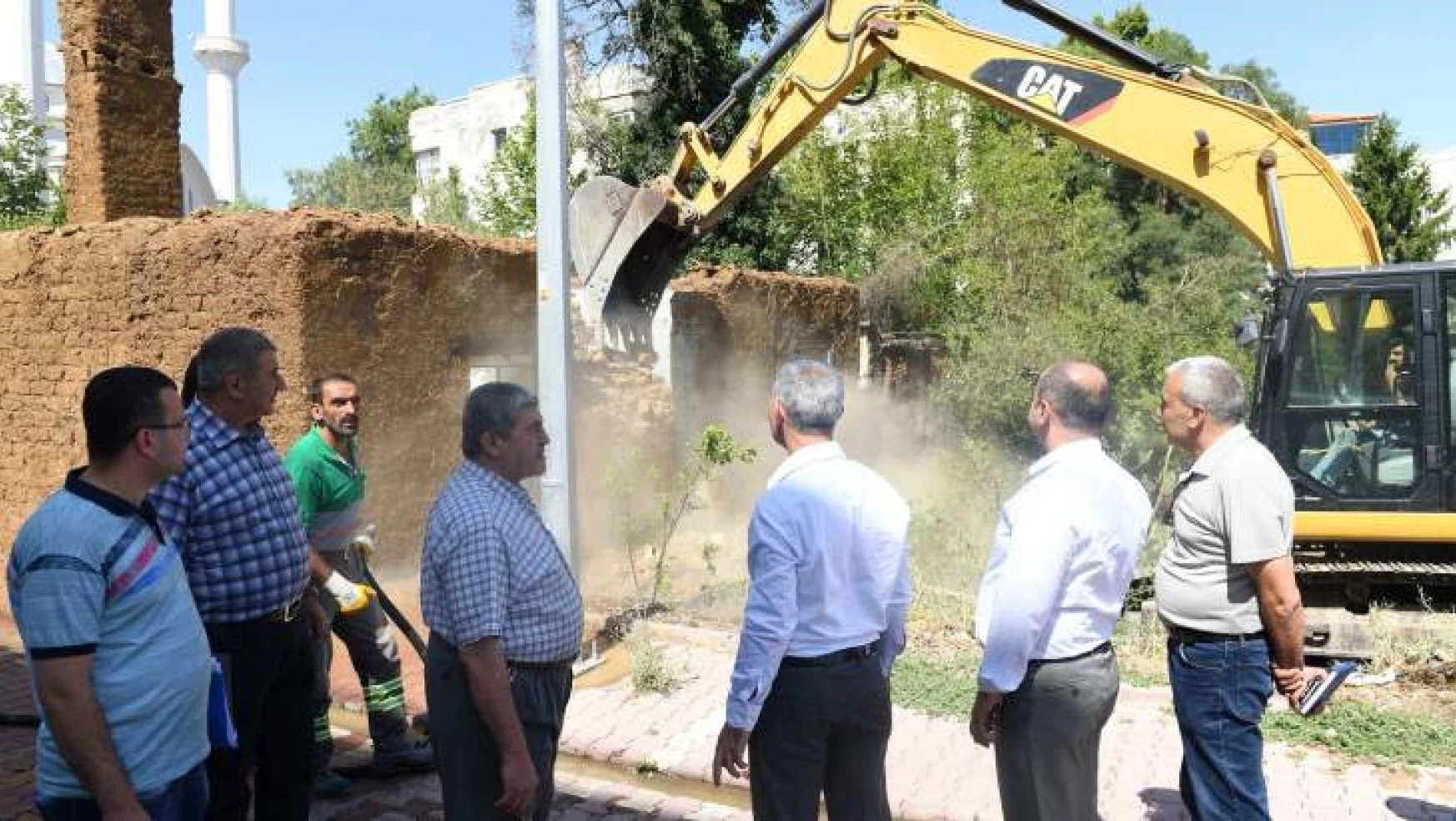 Yeşilyurt Belediyesi 201 Adet Metruk Binanın Yıkımı Gerçekleştirdi