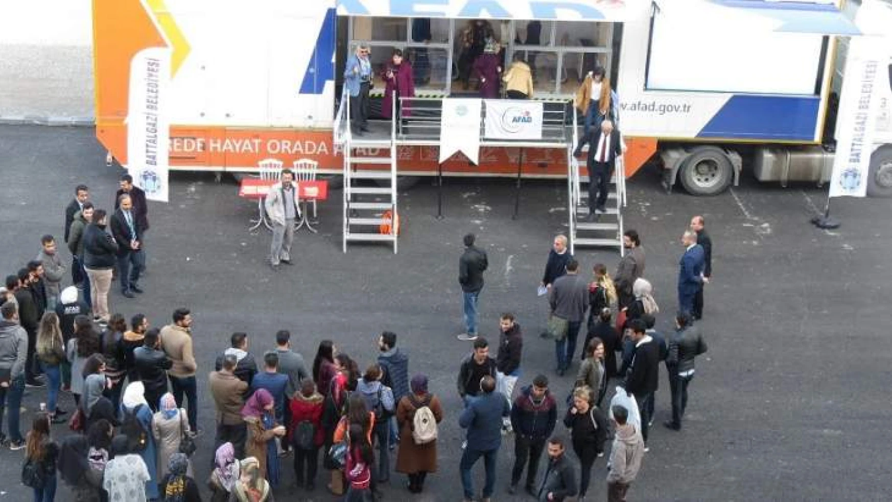 Turgut Özal Üniversitesi'nde Öğrencilere Deprem Eğitimi Verildi