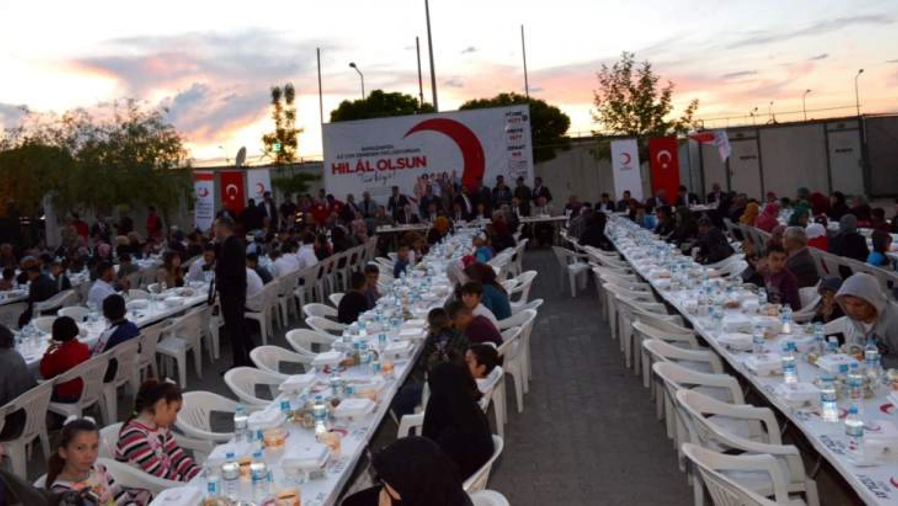 Vali Baruş Beydağı Konaklama Tesisi'nde Türk Kızılayı Hilal Olsun Türkiye İftarına Katıldı