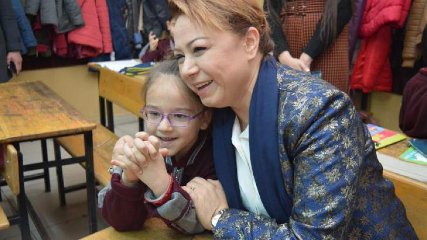 Rektör Karabulut, 'okuma sevincini' kendisi ile paylaşan minik öğrenciyi okulunda ziyaret etti