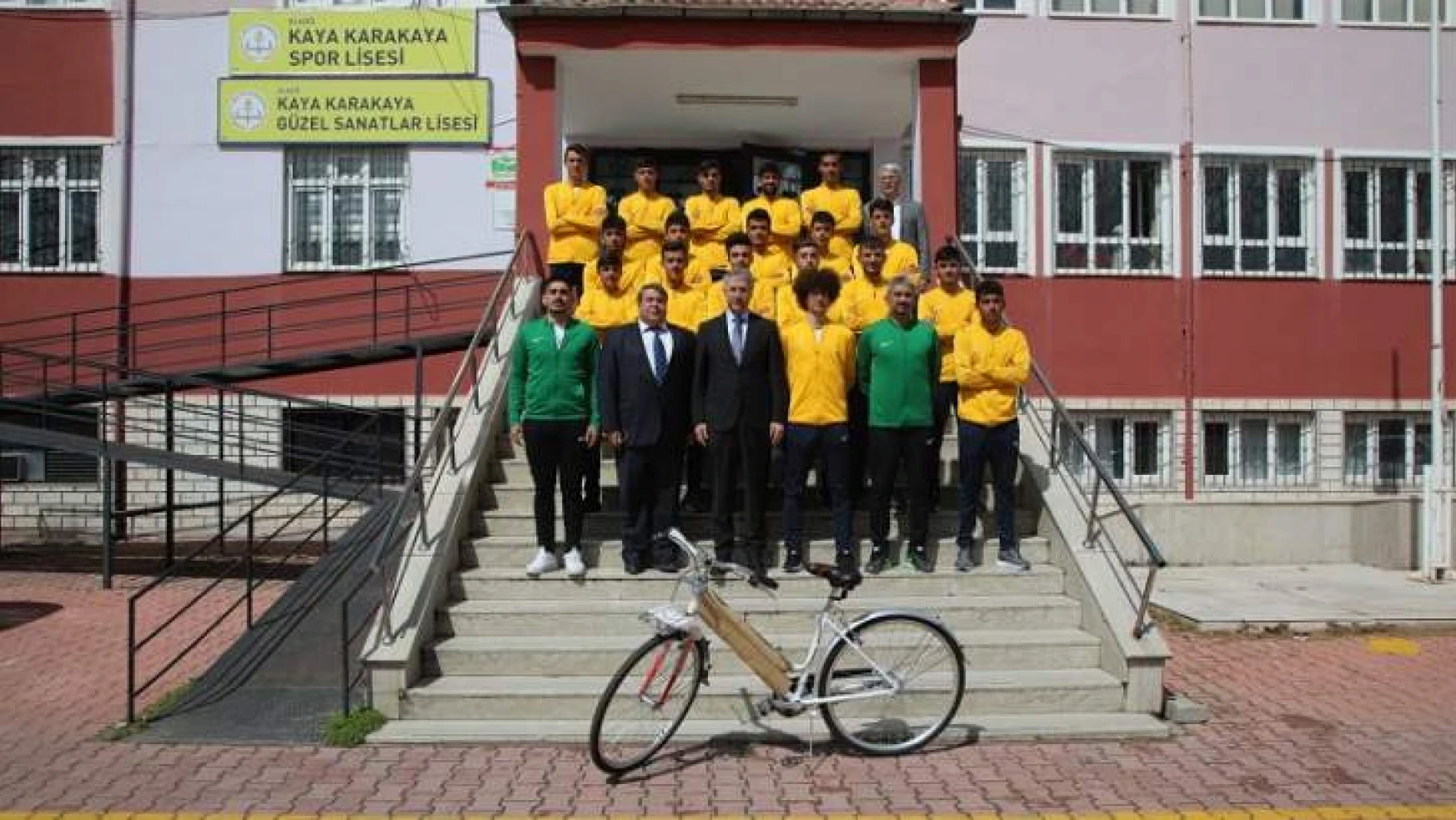 Başkan Yanılmaz Şampiyon Öğrencilere Bisiklet Hediye Etti