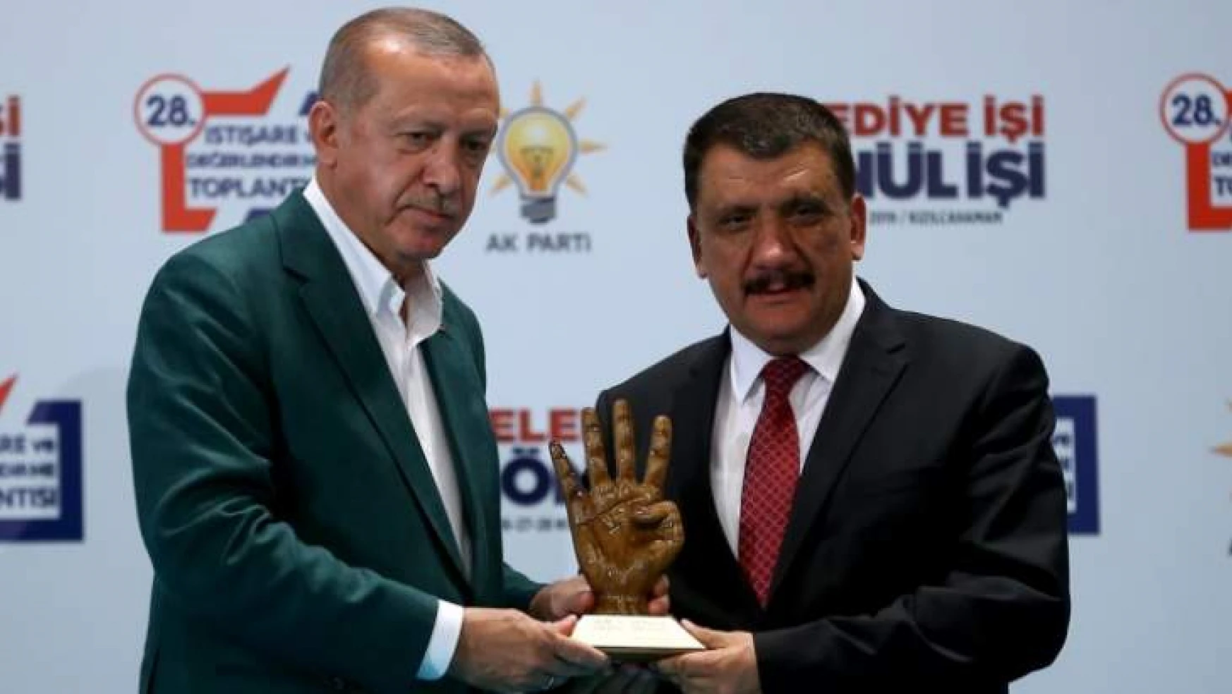 Cumhurbaşkanı Erdoğan,  Gürkan'a ödül verdi.