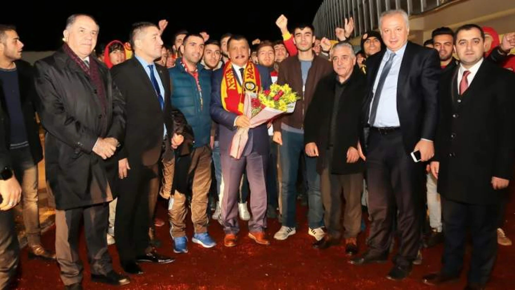 Evkur Yeni Malatyaspor Taraftarları, Başkan Gürkan'ı Coşku İle Karşıladı