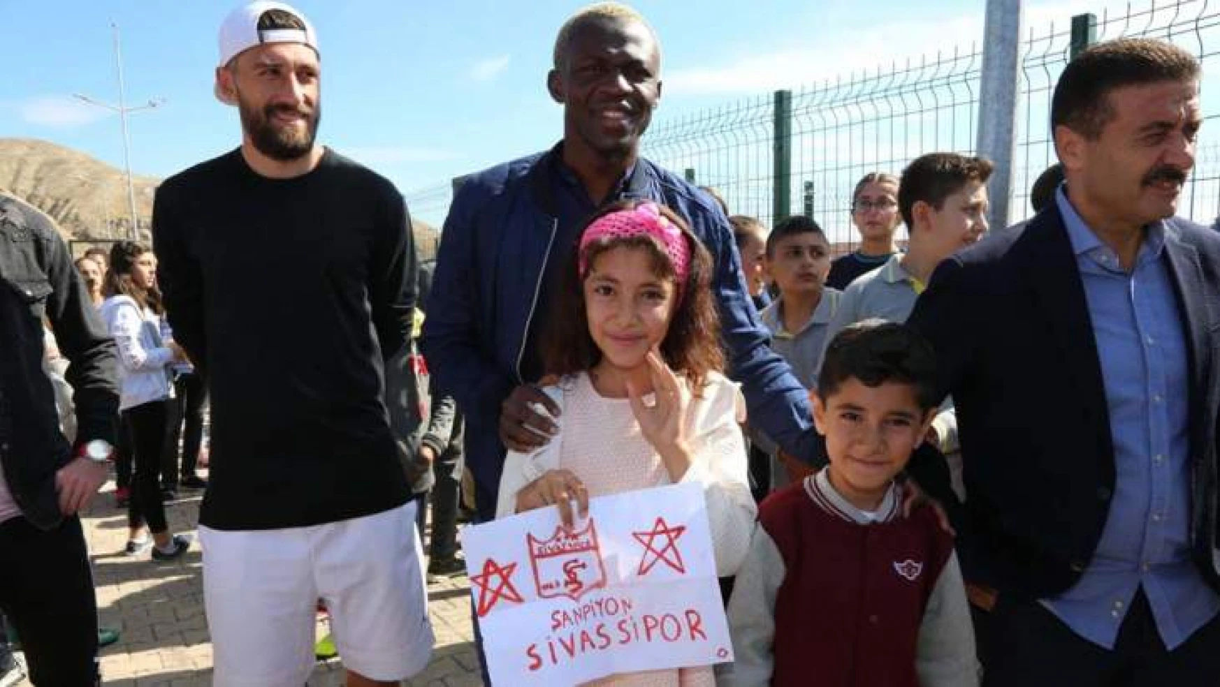 Sivassporlu Futbolcular Ve Öğrenciler Barınağa Hayran Kaldı…