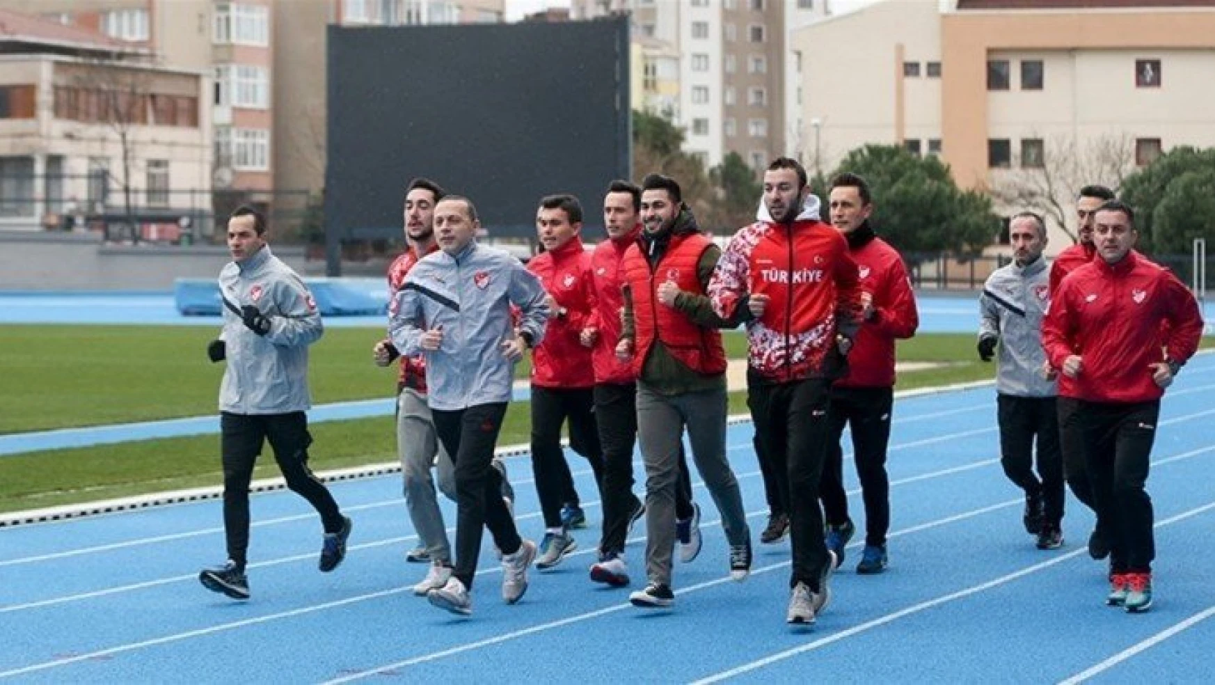 Hakemler Ve Milli Sporcular, Yenilenen Burhan Felek Atletizm Stadı'nı Gezdi