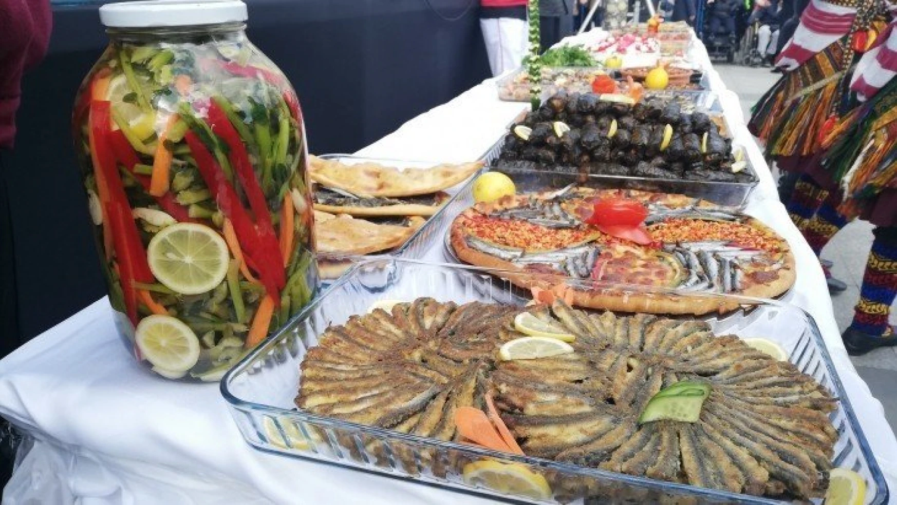 Hamsi Festivali'nde 3 ton balık tüketildi