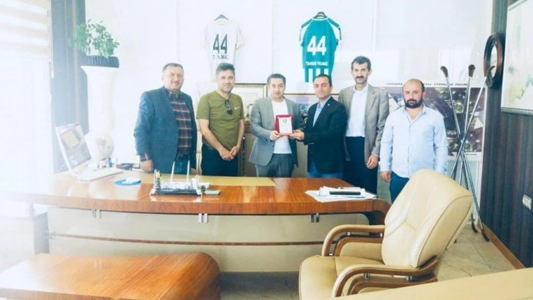 Hekimhan Belediyesi Girmanaspor  Yılmaz'a plaket verdi