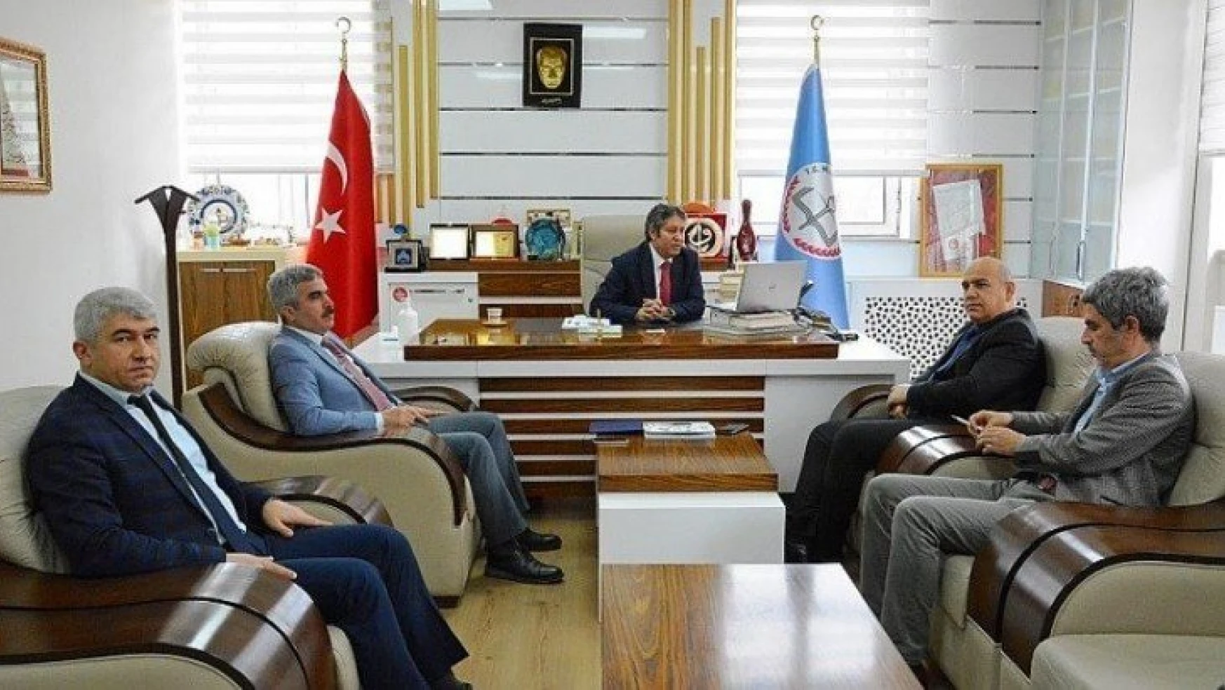 İl Milli Eğitim Müdürü Ali Tatlı, Okul Müdürleri ve Öğretmenler ile yapılan değerlendirme toplantılarını telekonferans üzerinden gerçekleştirdi.