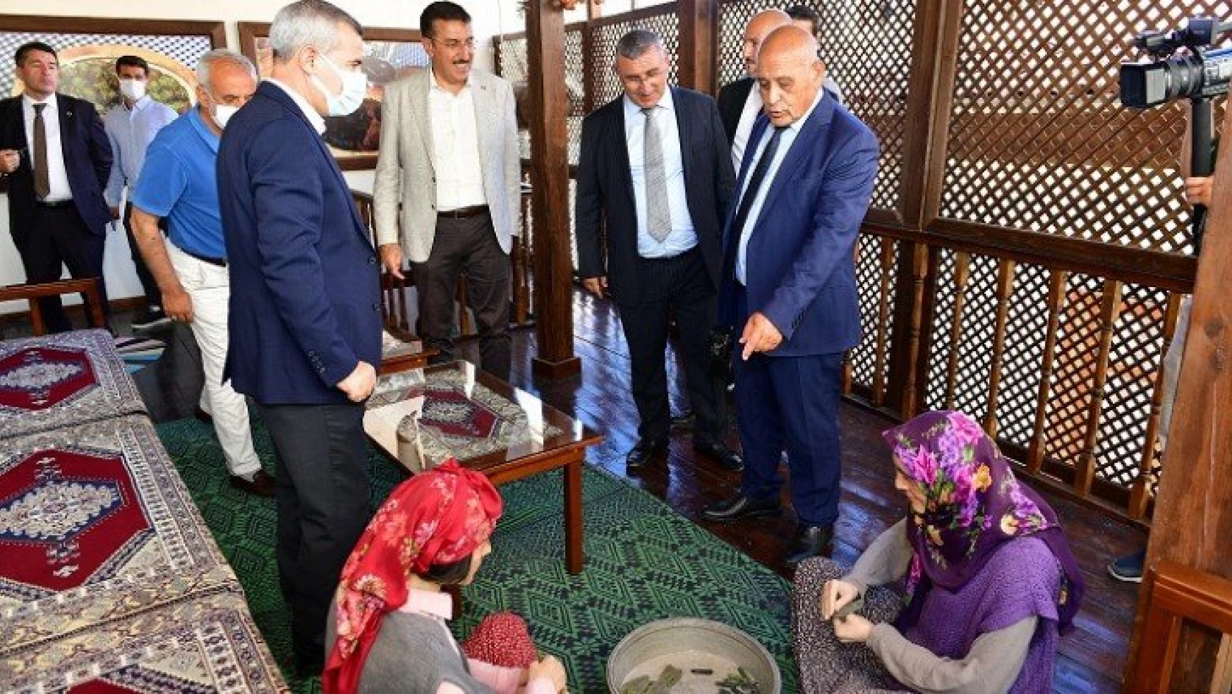 K.K.T.C. Gönyeli Belediye Başkanı Ahmet Benli, Tarihi Yeşilyurt Konaklarını Gezdi