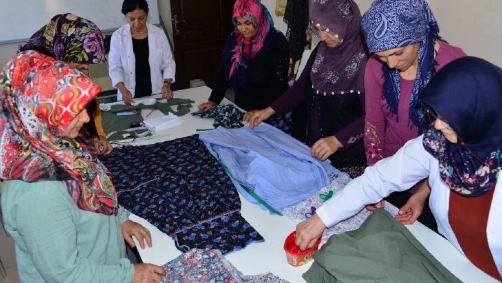 Konak'lı kadınlardan Kültür ve Sanat Merkezinde açılan biçki-dikiş kursuna yoğun ilgi