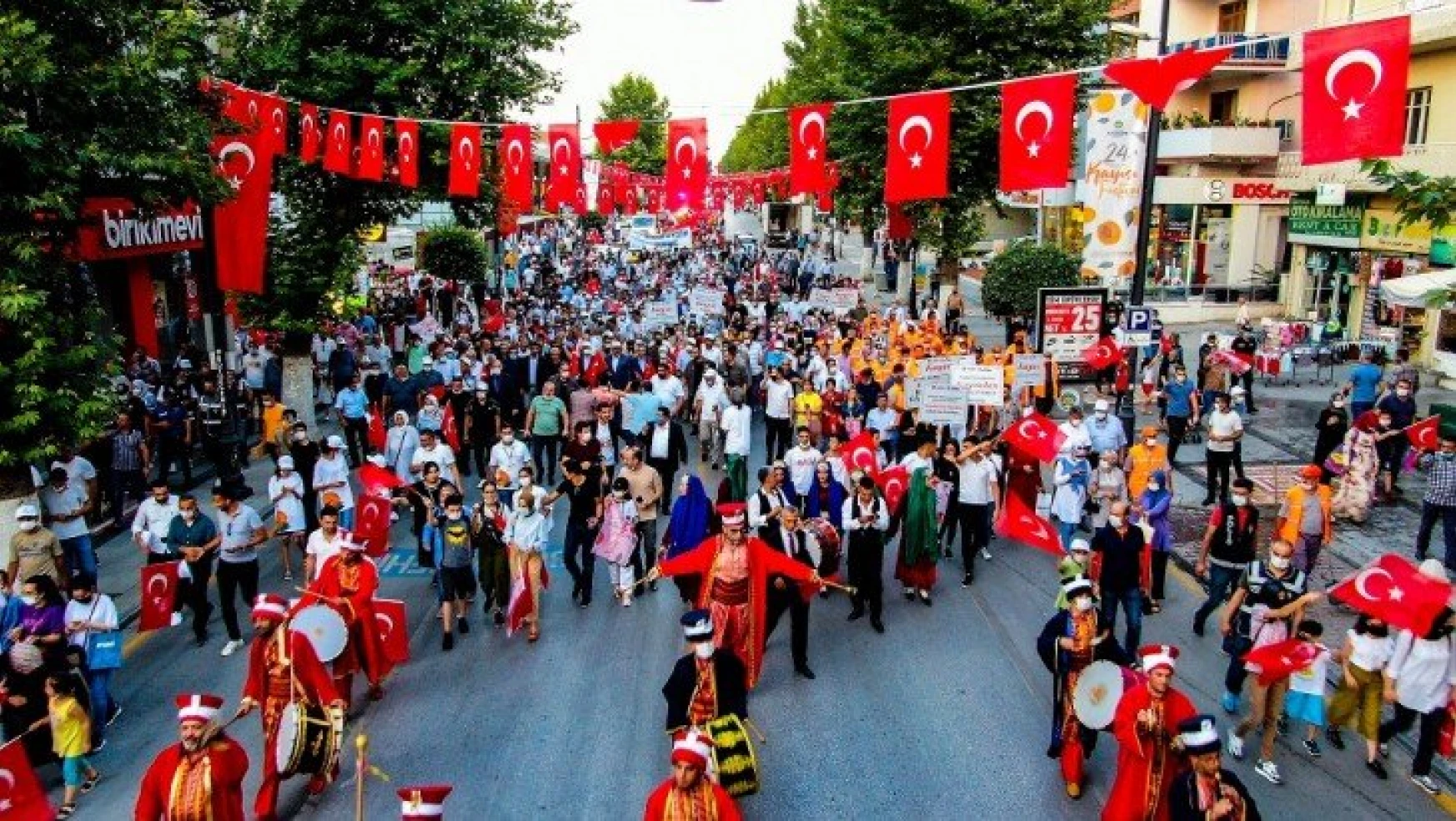Kortej yürüyüşü ne binlerce vatandaş katıldı