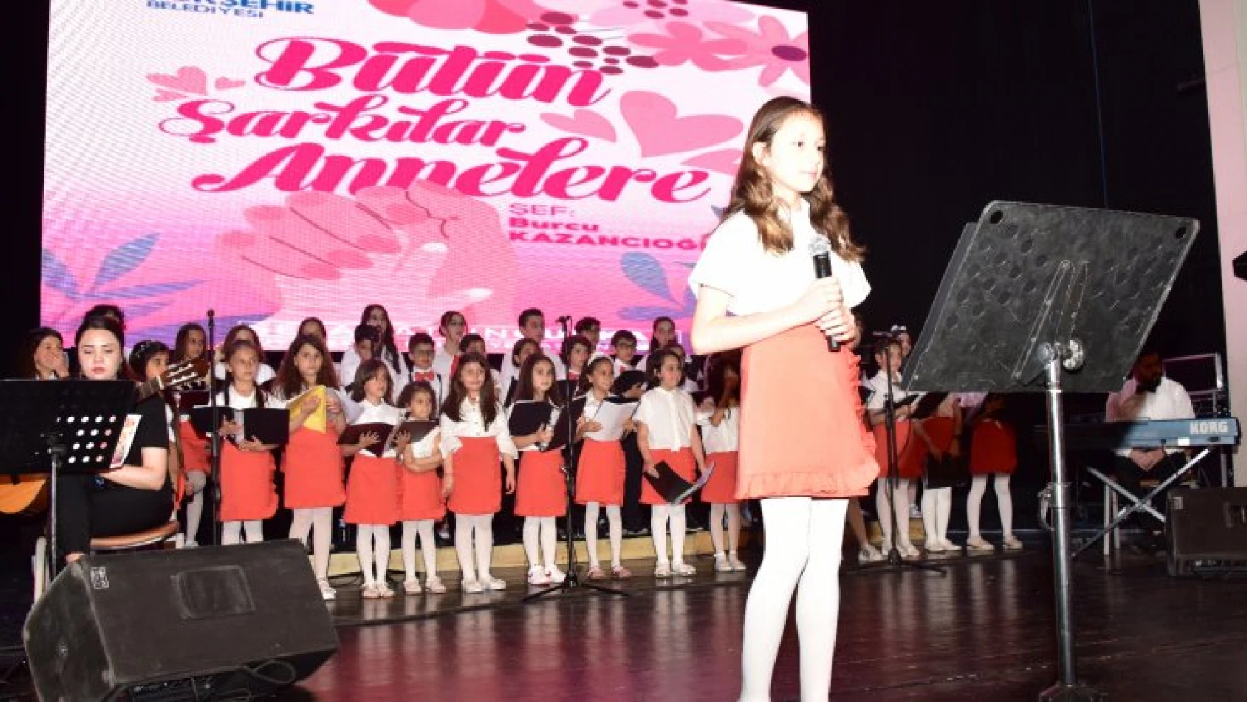 Malatya Büyükşehir Belediyesi Çocuk Korosundan 'Bütün Şarkılar Annelere' Konseri