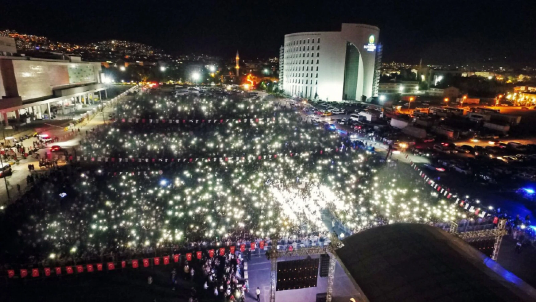 Malatya Büyükşehir Belediyesi, YKS Sonrası Gençlere Konser Düzenledi