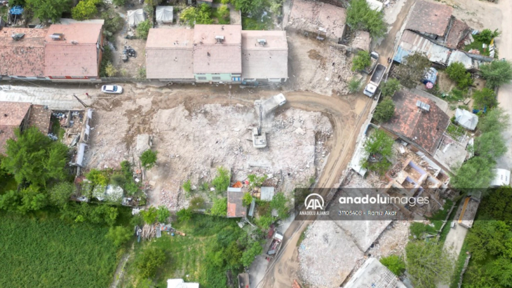 Malatya'da ağır hasarlı binaların yıkımı ve enkaz kaldırma çalışmaları sürüyor