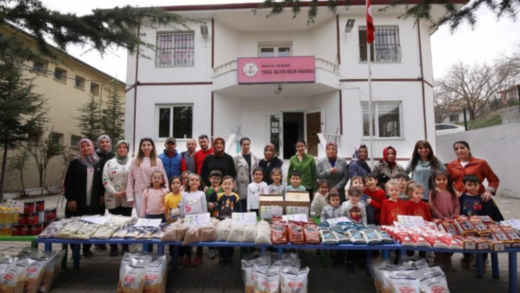 Malatya'da anaokulu öğrencilerinden ihtiyaç sahibi depremzedelere gıda kolisi
