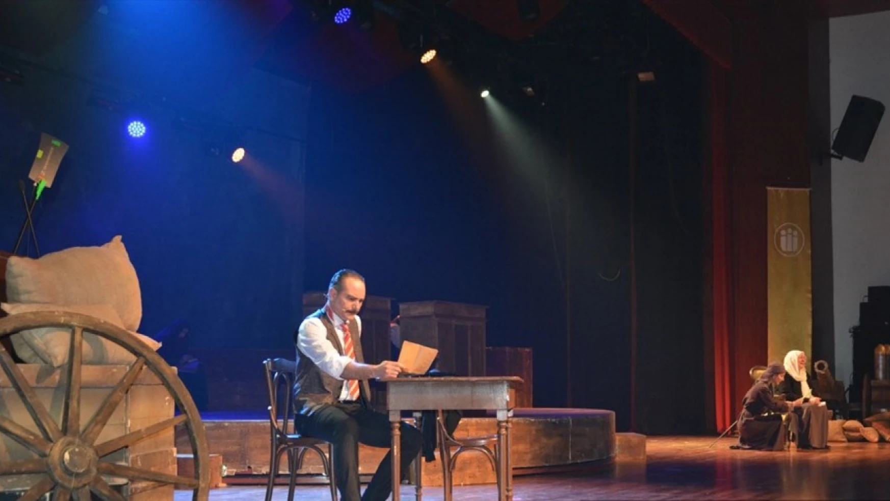 Malatya'da 'Cumhuriyet'e Doğru' adlı tiyatro oyunu sahnelendi