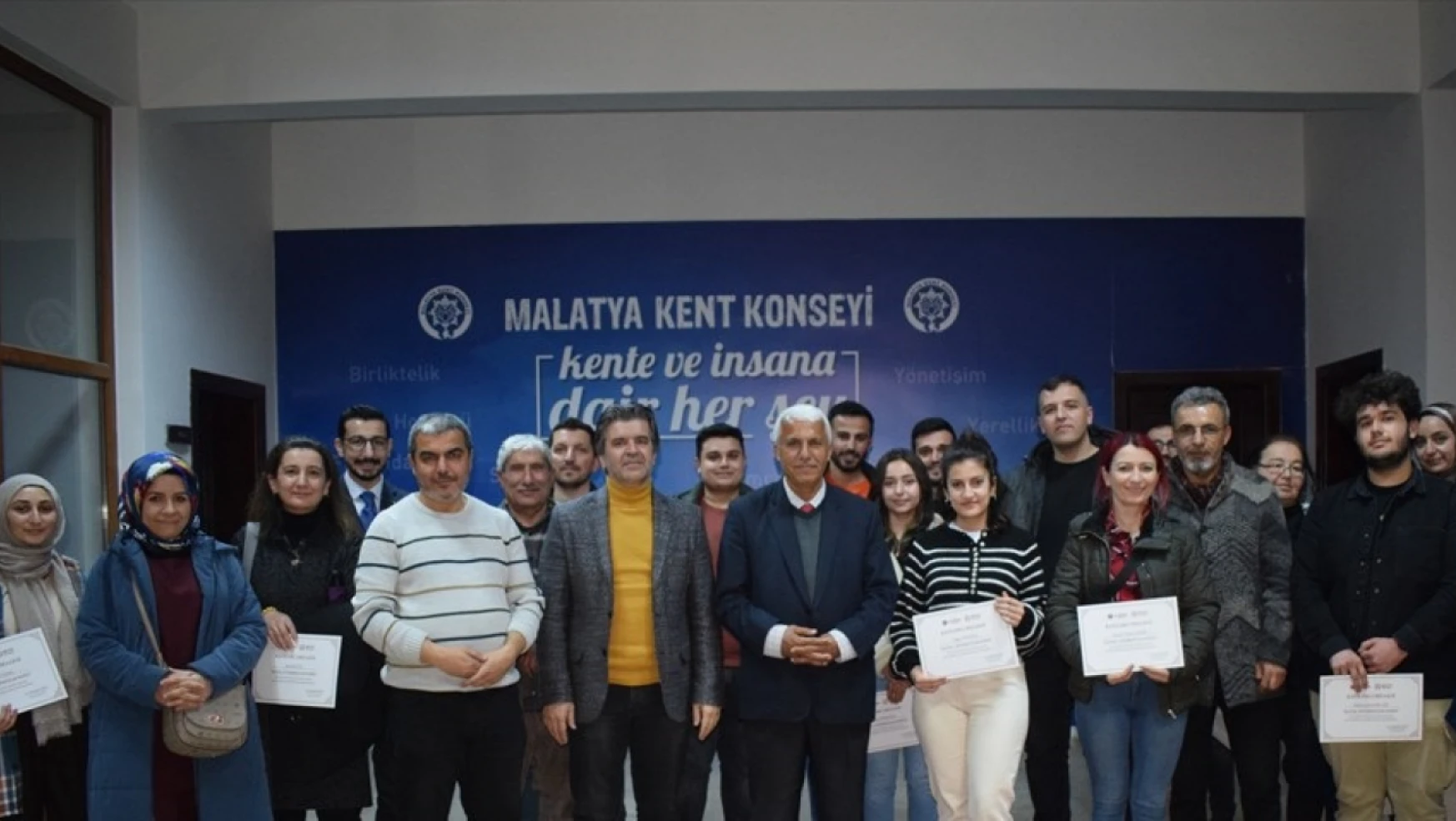 Malatya'da dijital fotoğrafçılık kursunu tamamlayanlara sertifikaları verildi