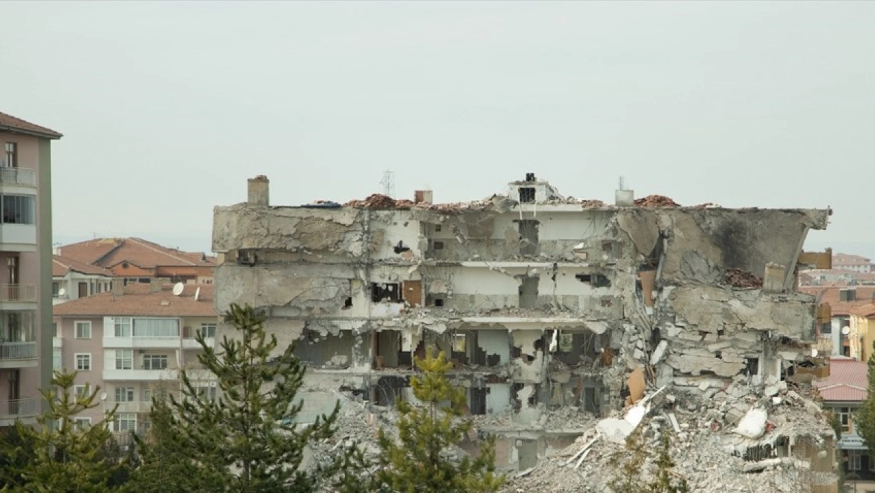 Malatya'da enkaz kaldırma ve yıkım çalışmaları devam ediyor